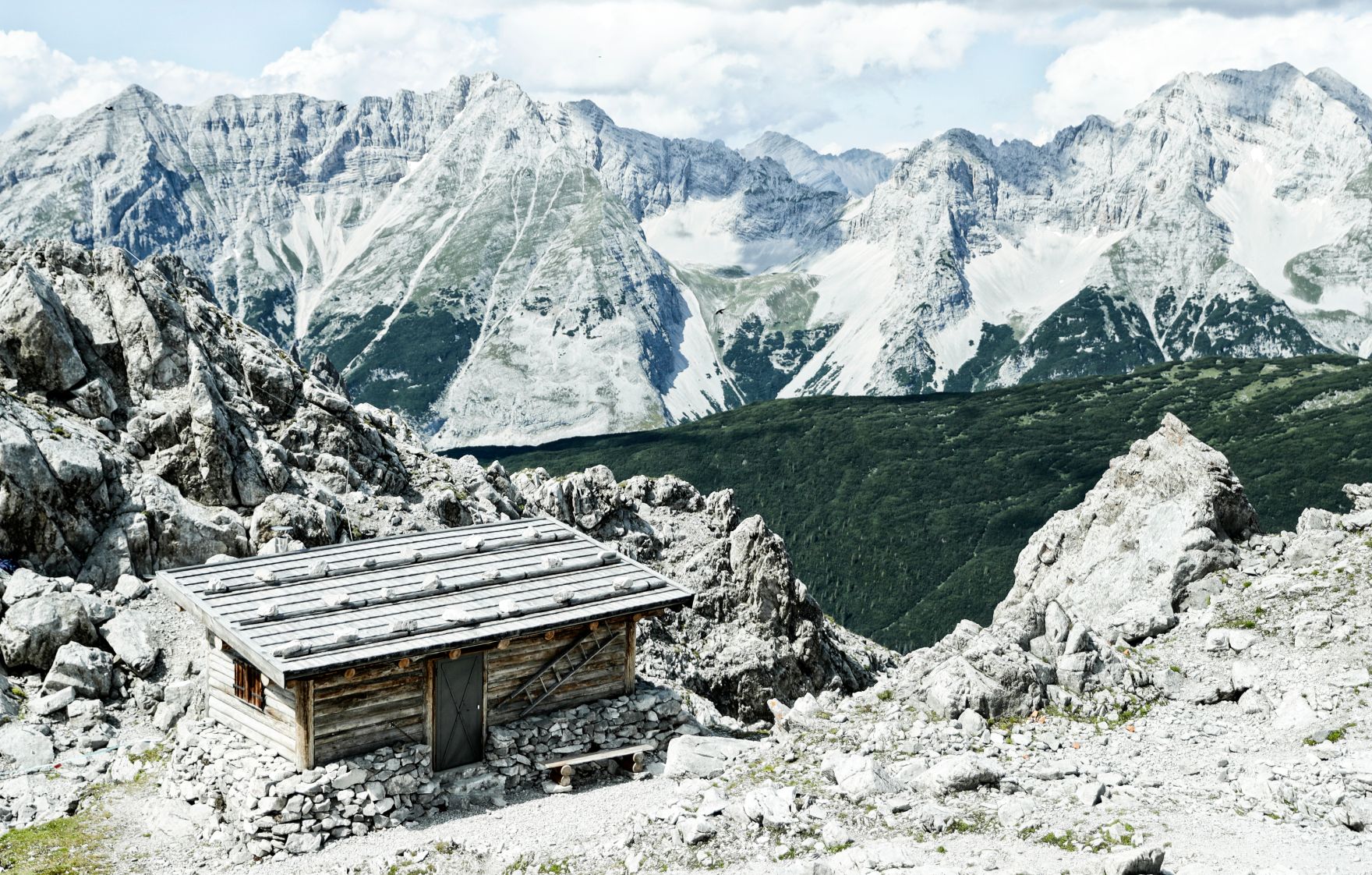 Eine Berglandschaft in Tirol. Schlagw&ouml;rter: Berge, Natur, Wald, W&auml;lder, Wiese, Stein, Gestein, Holz, Ger&ouml;ll, Schnee