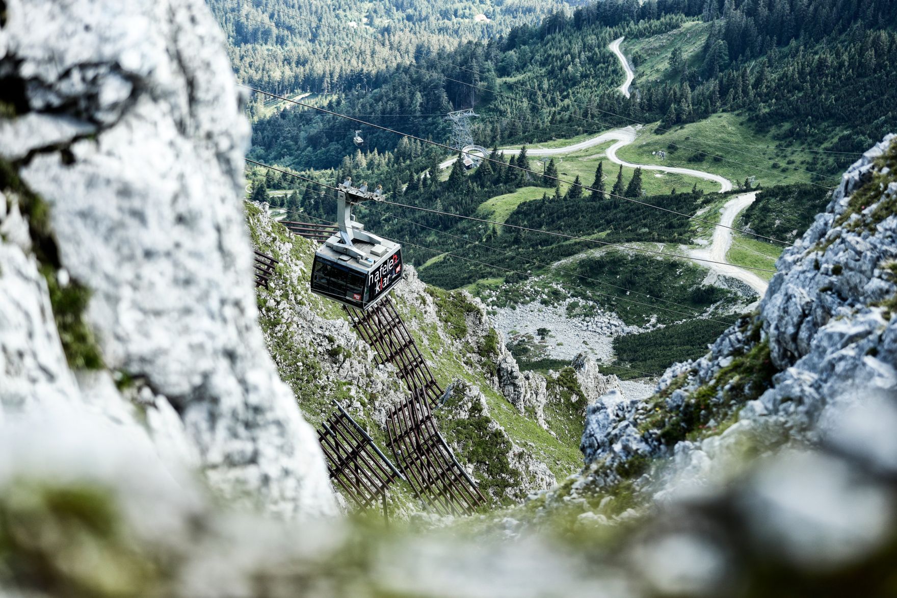 Eine Berglandschaft in Tirol. Schlagw&ouml;rter: Berge, Natur, Wald, W&auml;lder, Wiese, Stein, Gestein, Holz, Ger&ouml;ll, Schnee, Gondel, Seilbahn