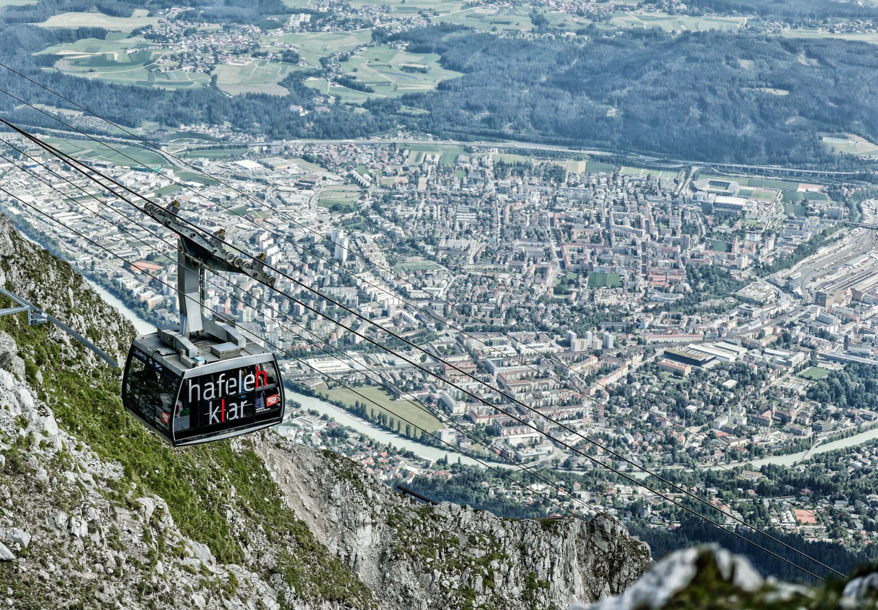 Eine Berglandschaft in Tirol. Schlagw&ouml;rter: Berge, Natur, Wald, W&auml;lder, Wiese, Stein, Gestein, Holz, Ger&ouml;ll, Schnee, Gondel, Seilbahn