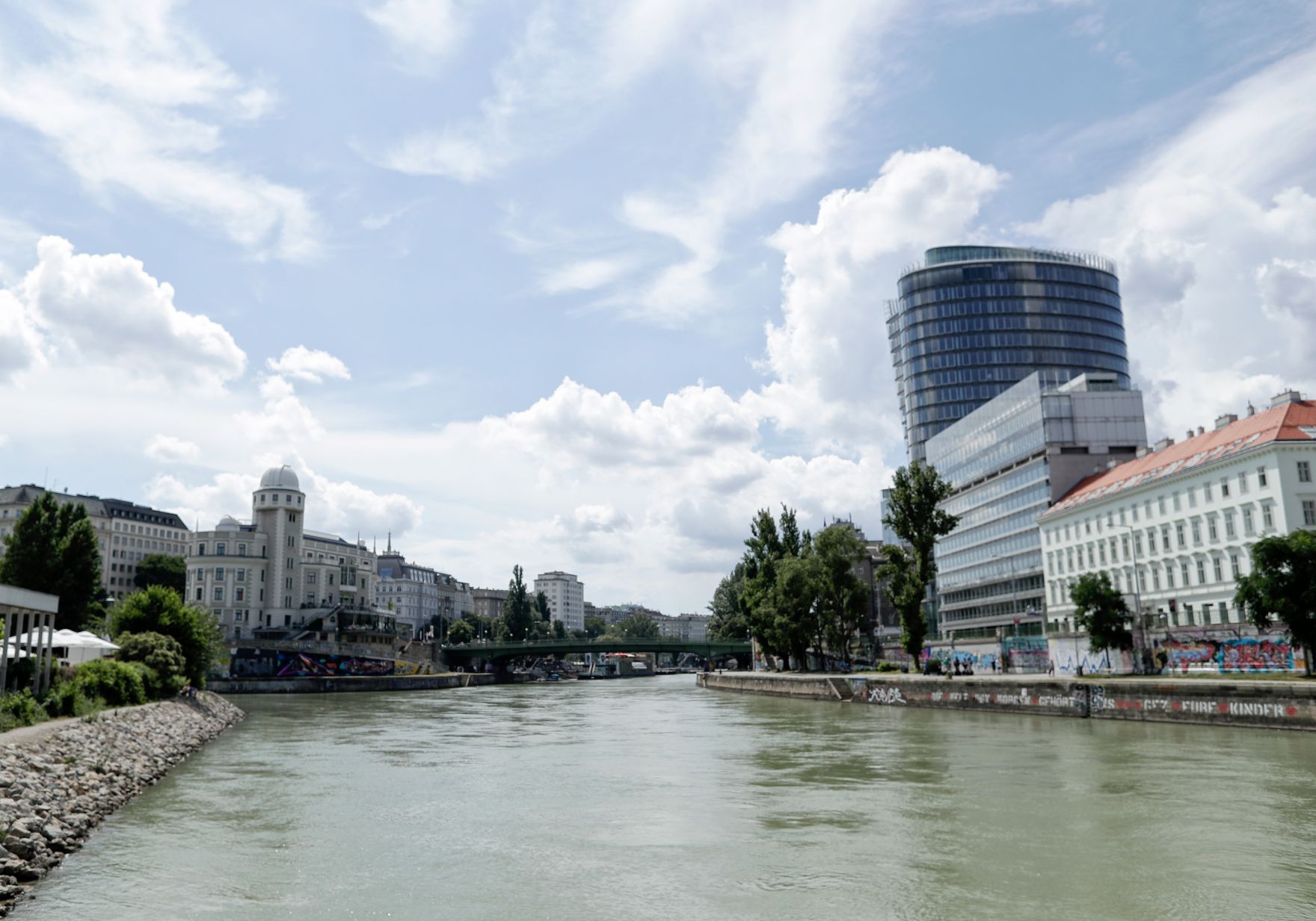 Aussicht auf die Urania am Donaukanal. Schlagw&ouml;rter: Donau, Fluss, Kanal, Urania, Architektur, Sehensw&uuml;rdigkeit, Sternwarte, Hochhaus, Graffiti, Rat f&uuml;r Bildung, Jugend, Kultur, Sport, EYC