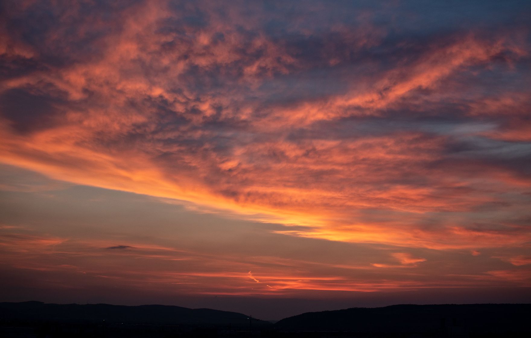 Wolken w&auml;hrend des Sonnenuntergangs am Himmel. Schlagw&ouml;rter: Wolke, Himmel, Wetter, blau, bunt, D&auml;mmerung, Sonnenlauf, Rat f&uuml;r Umwelt, ENVI