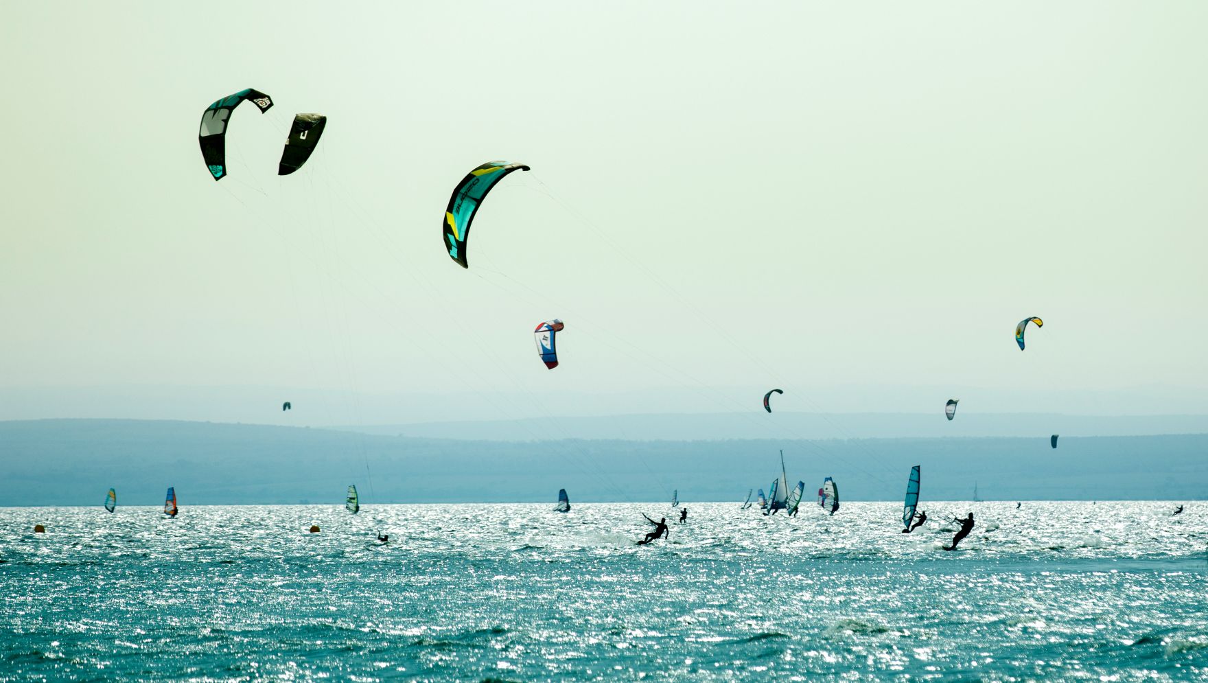 Kitesurfer am Neusiedlersee. Schlagw&ouml;rter: Wind, See, Sport, Neusiedlersee, Wasser