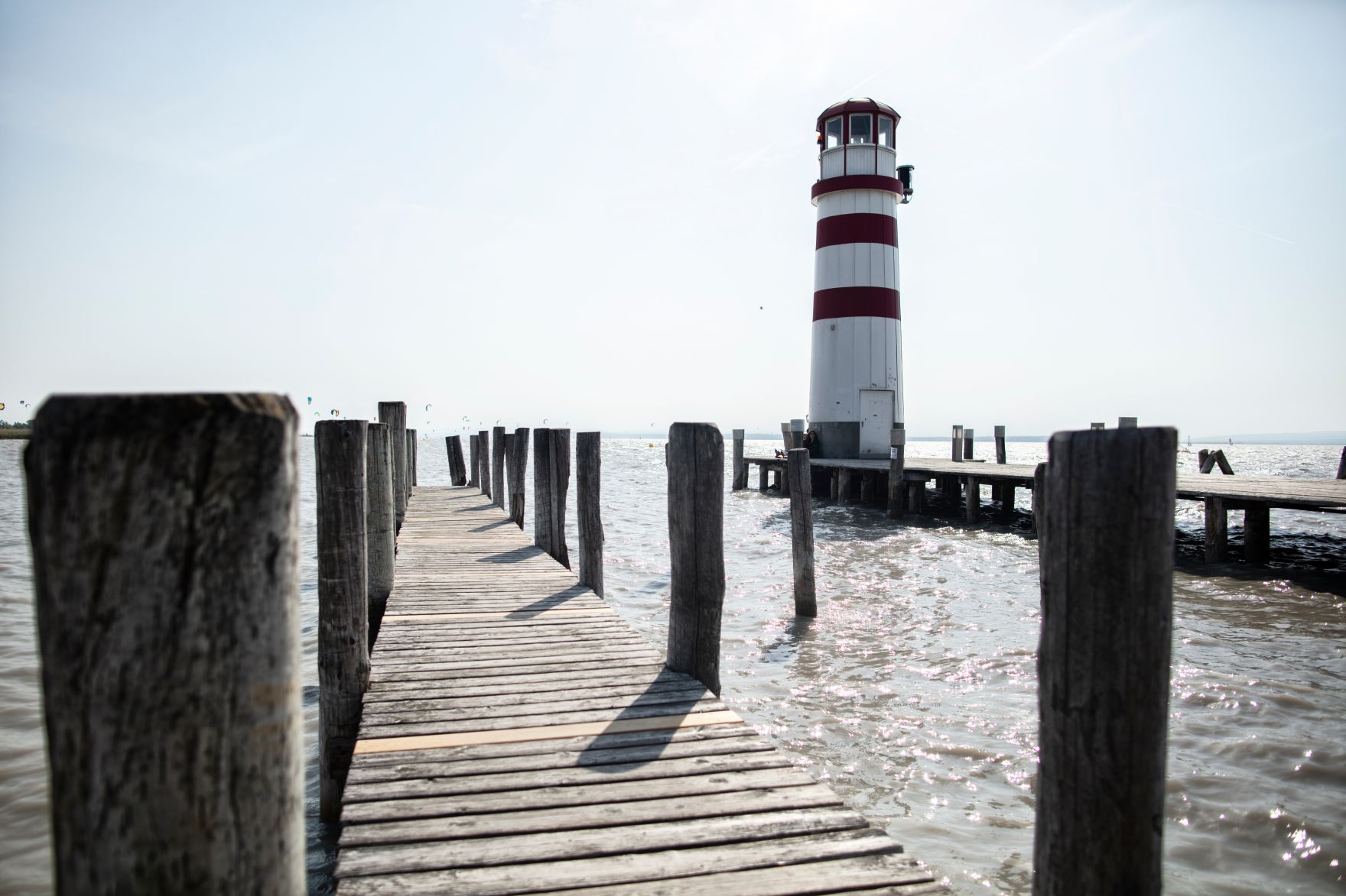 Ein Leuchtturm am Neusiedlersee. Schlagw&ouml;rter: Neusiedlersee, Wasser, Holz, Steg, Turm