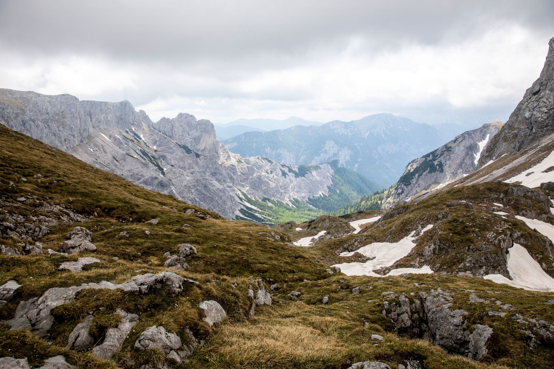 Eine Berglandschaft in der Steiermark. Schlagw&ouml;rter: Berge, Natur, Wald, W&auml;lder, Wiese, Stein, Gestein, Holz, Ger&ouml;ll, Schnee, Rat f&uuml;r Umwelt, ENVI