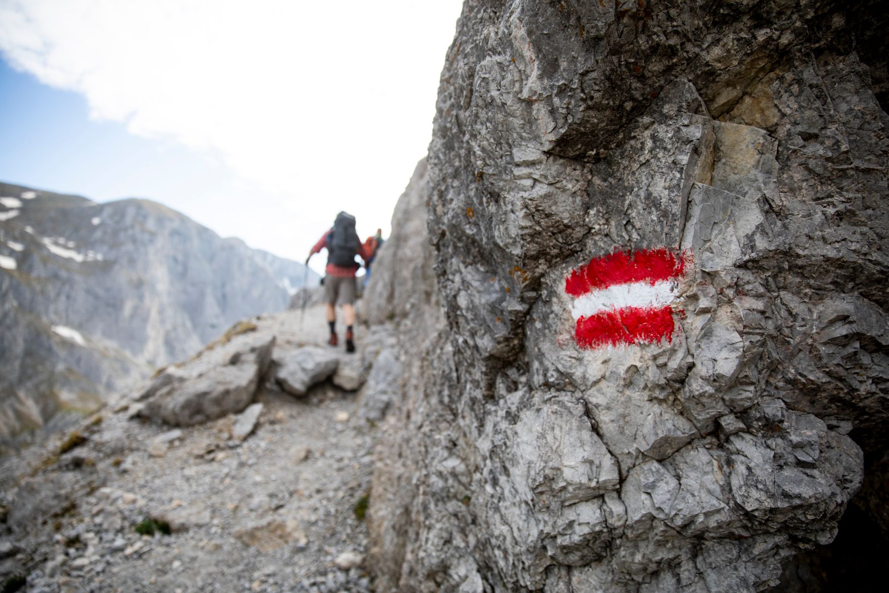 Ein Wanderer in der Berglandschaft. Schlagw&ouml;rter: Berge, Natur, Wald, W&auml;lder, Wanderer, Stein, Gestein, Holz, Ger&ouml;ll, Schnee, Rat f&uuml;r Umwelt, ENVI, Tourismus, ECOFIN