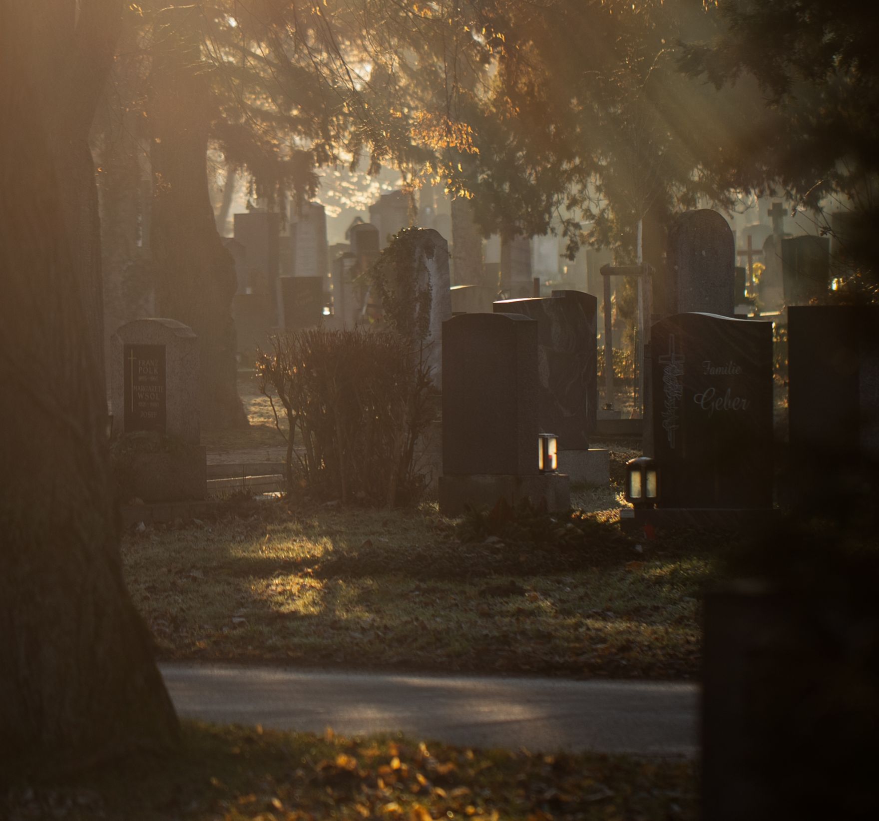 Zentralfriedhof von Wien Schlagw&ouml;rter: Zentralfriedhof, Kreuz, Grabsteine, Menschen, Laub, Fr&uuml;hling, Winter, Schaufel, Wien, Baum, B&auml;ume, Jacke, Braun, Gr&uuml;n, Dunkelblau, Hellgr&uuml;n, Kerze, Kerzen, Tod, Gr&auml;ber, Stille, Ruhe, Lichter