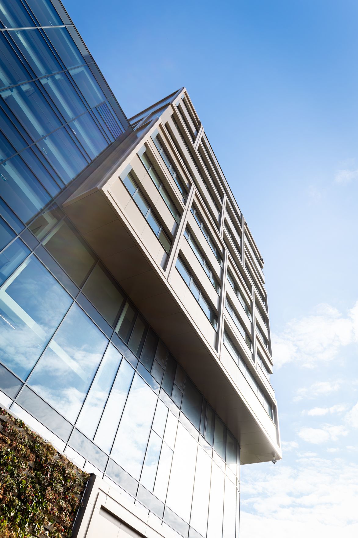 Hochschule Campus Wien au&szlig;en &ndash; Moderner Hochschulkomplex mit Glasfassade und weitl&auml;ufigem Vorplatz Hochschule Campus Wien, Fachhochschule Wien, Hochschule, Studium, Bildung, Forschung, Wissenschaft, Universit&auml;tsgeb&auml;ude, moderner Campus, Architektur, Glasfassade, Neubau, Bildungseinrichtung, Favoriten, 10. Bezirk Wien, Stadtentwicklung, Lifesciences, Technik, Gesundheitswesen, Soziales, modernes Wien, urbaner Raum, nachhaltige Architektur, Bildungscampus