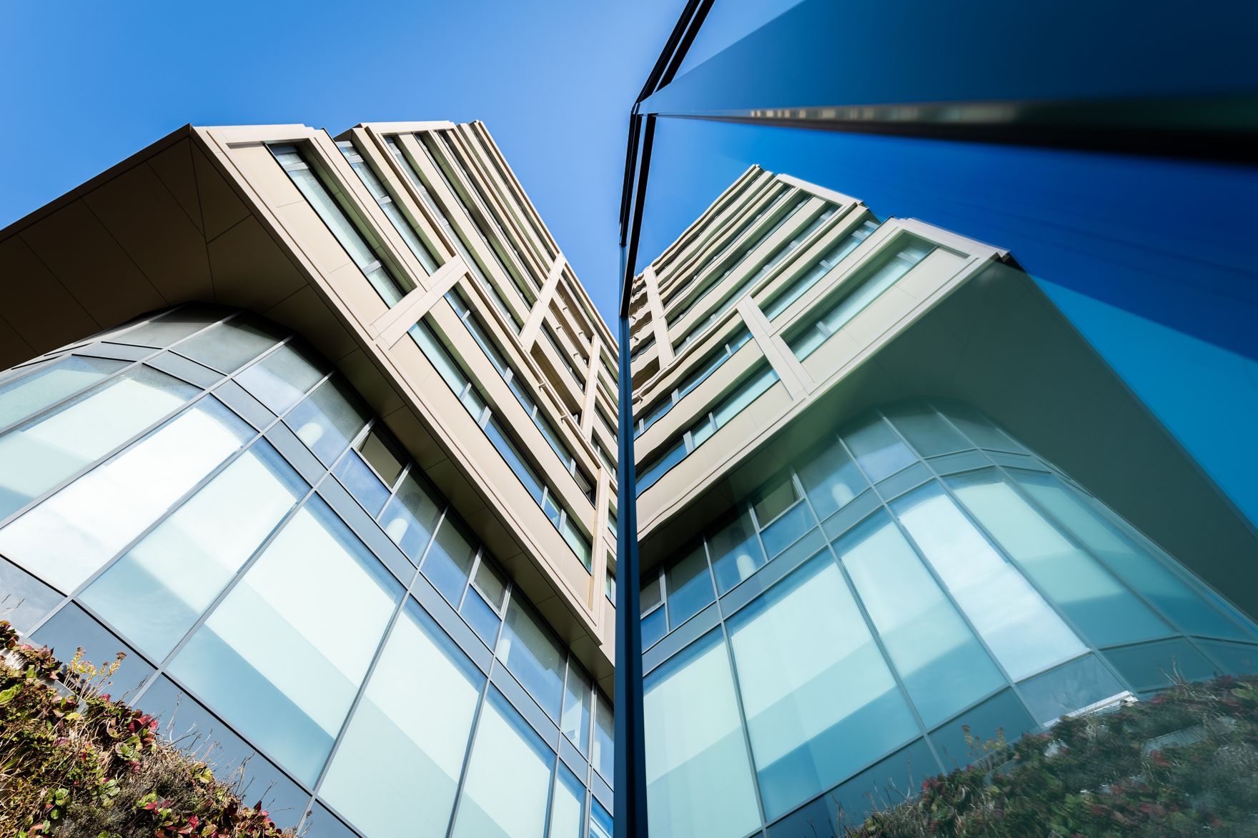 Hochschule Campus Wien au&szlig;en &ndash; Moderner Hochschulkomplex mit Glasfassade und weitl&auml;ufigem Vorplatz Hochschule Campus Wien, Fachhochschule Wien, Hochschule, Studium, Bildung, Forschung, Wissenschaft, Universit&auml;tsgeb&auml;ude, moderner Campus, Architektur, Glasfassade, Neubau, Bildungseinrichtung, Favoriten, 10. Bezirk Wien, Stadtentwicklung, Lifesciences, Technik, Gesundheitswesen, Soziales, modernes Wien, urbaner Raum, nachhaltige Architektur, Bildungscampus