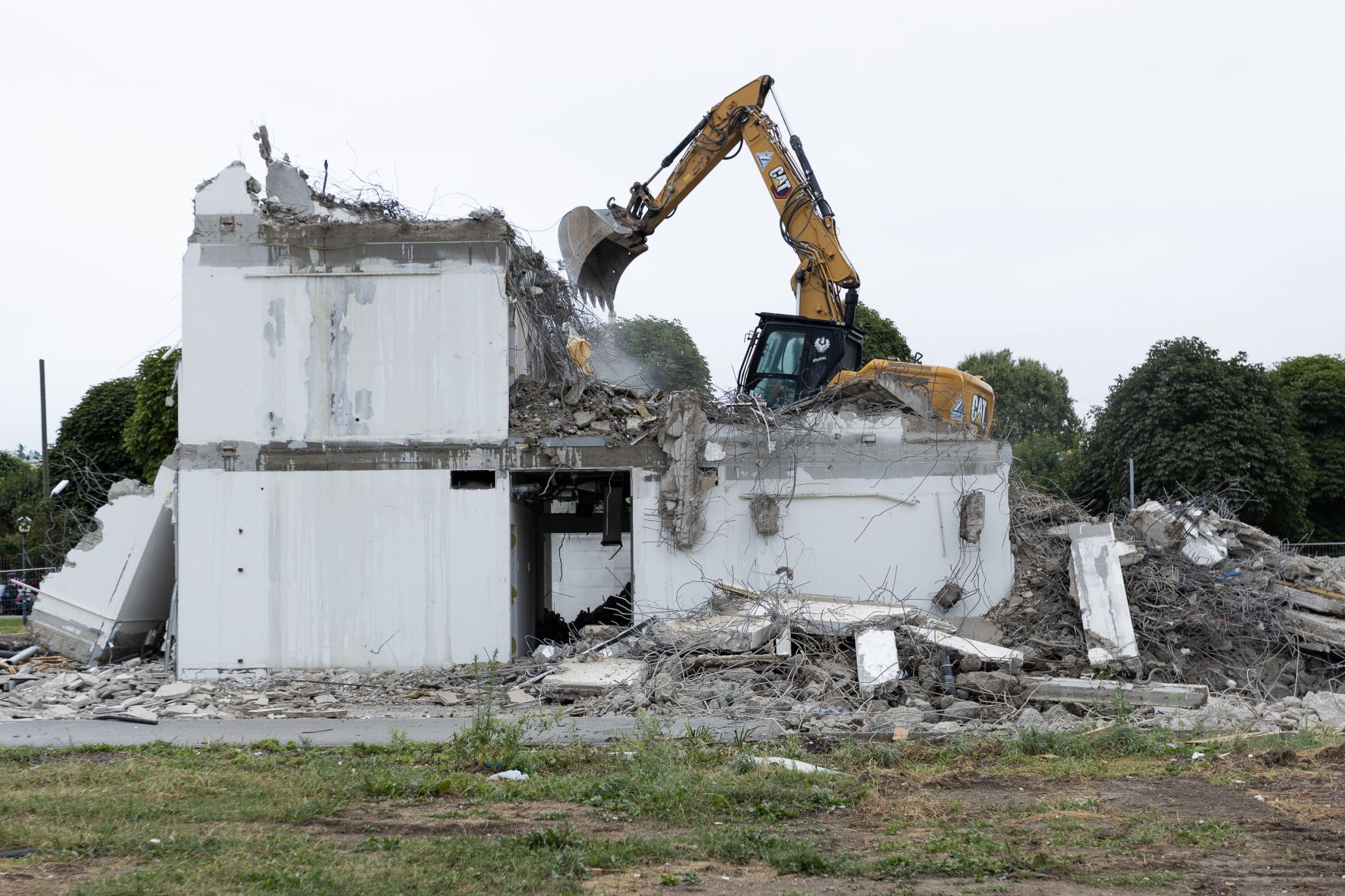 Abbau des provisorischen Parlaments - vor der neuen Hofburg Schlagw&ouml;rter: Neue Hofburg, Baustelle, Abriss, Werkzeuge, Heldenplatz, Ruinen