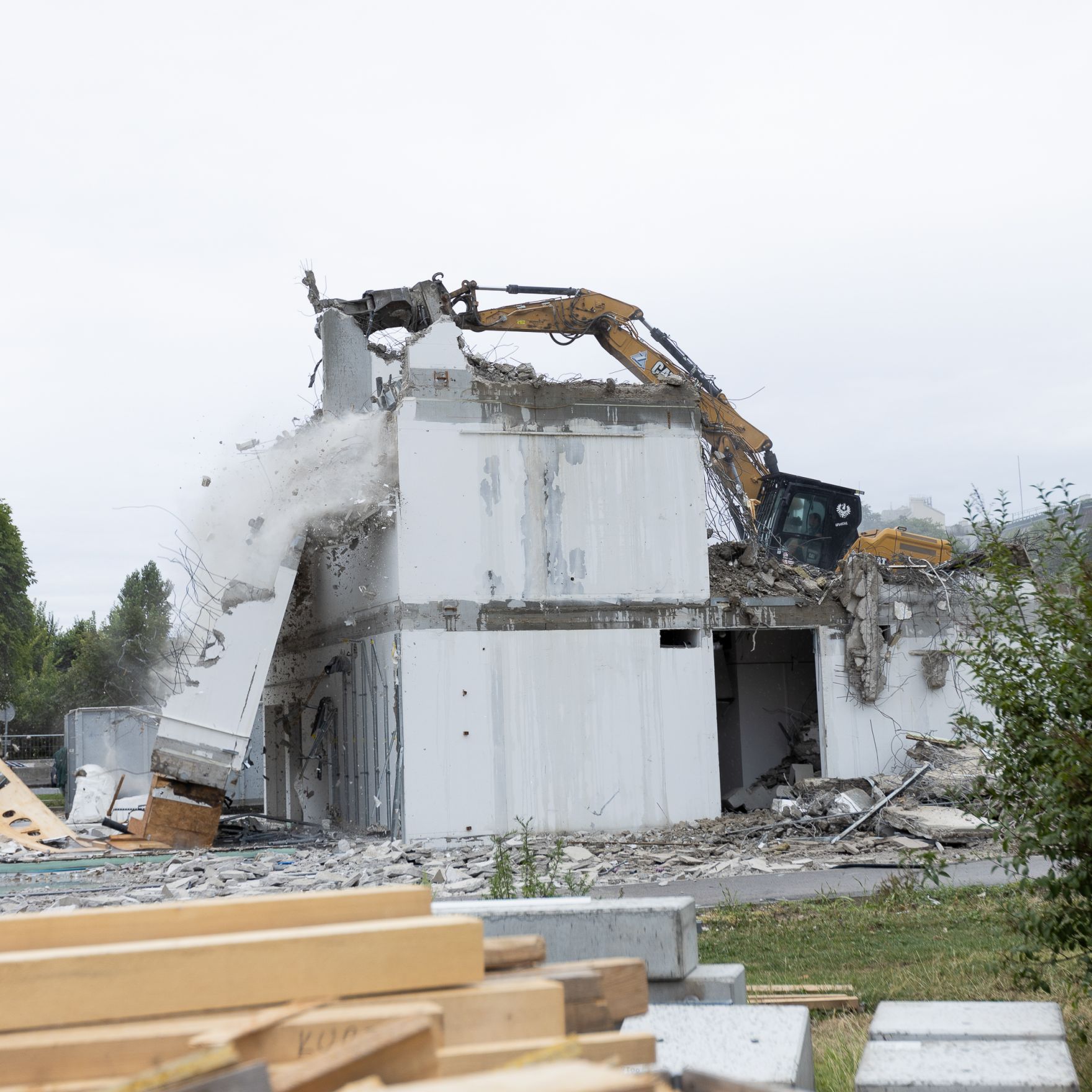 Abbau des provisorischen Parlaments - vor der neuen Hofburg Schlagw&ouml;rter: Neue Hofburg, Baustelle, Abriss, Werkzeuge, Heldenplatz, Ruinen