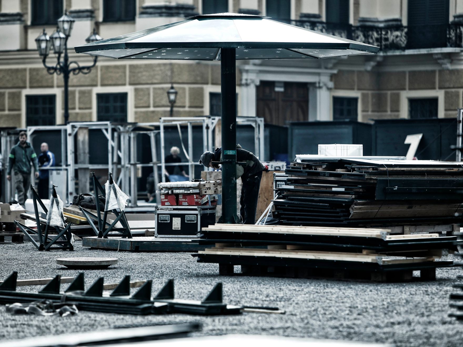 Aufbau des Christkindlmarkts in Sch&ouml;nbrunn. Schlagworte: Arbeit, Arbeiter, Aufbau, Holz, Kisten, Laternen, Metall, Stadtlandschaften, Werkzeug
