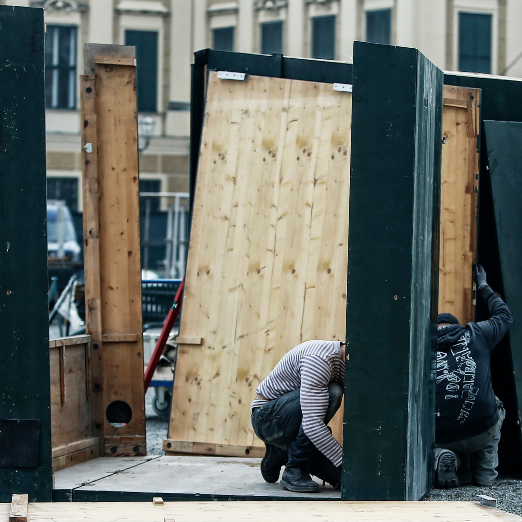 Aufbau des Christkindlmarkts in Sch&ouml;nbrunn. Schlagworte: Arbeit, Arbeiter, bauen, Holz, Stadtlandschaften, Stand, Werkzeug
