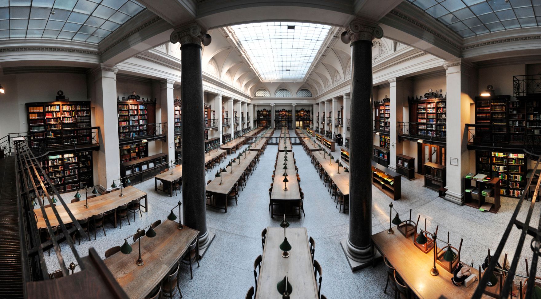 Die Hauptbibliothek der Universit&auml;t Wien. Schlagw&ouml;rter: Bibliothek, B&uuml;cher, Lampen, Tisch, Universit&auml;t