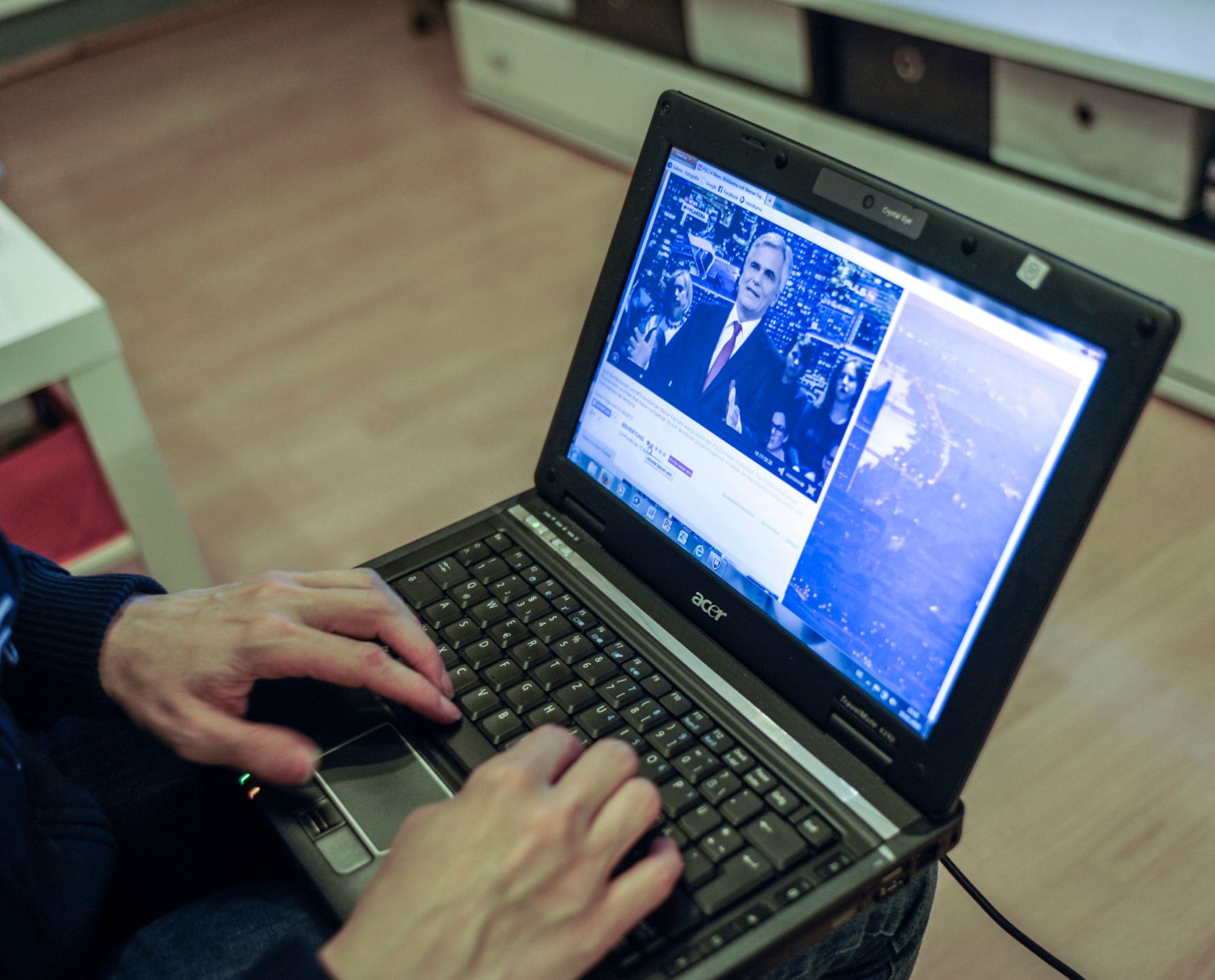 Benutzung eines Laptops. Schlagworte: Bildschrim, Ger&auml;t, H&auml;nde, Laptop, Tastatur, Technik