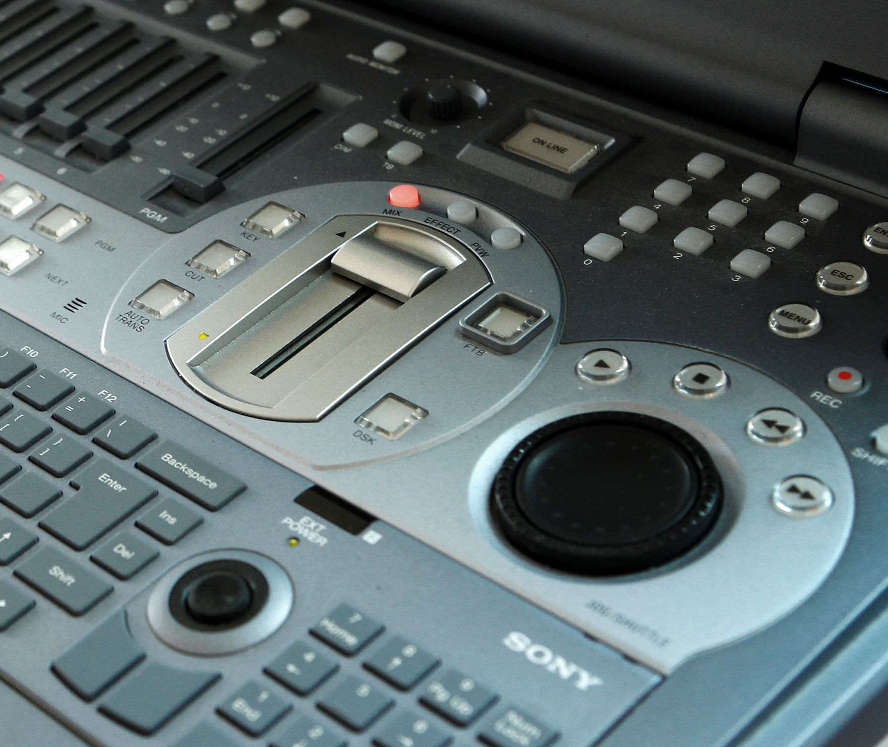 Elektronisches Mischpult mit einer Vielzahl von Kn&ouml;pfen und Reglern. Schlagworte: Audio, Elektronik, Film, Ger&auml;t, Musik, Technik, Ton, Video