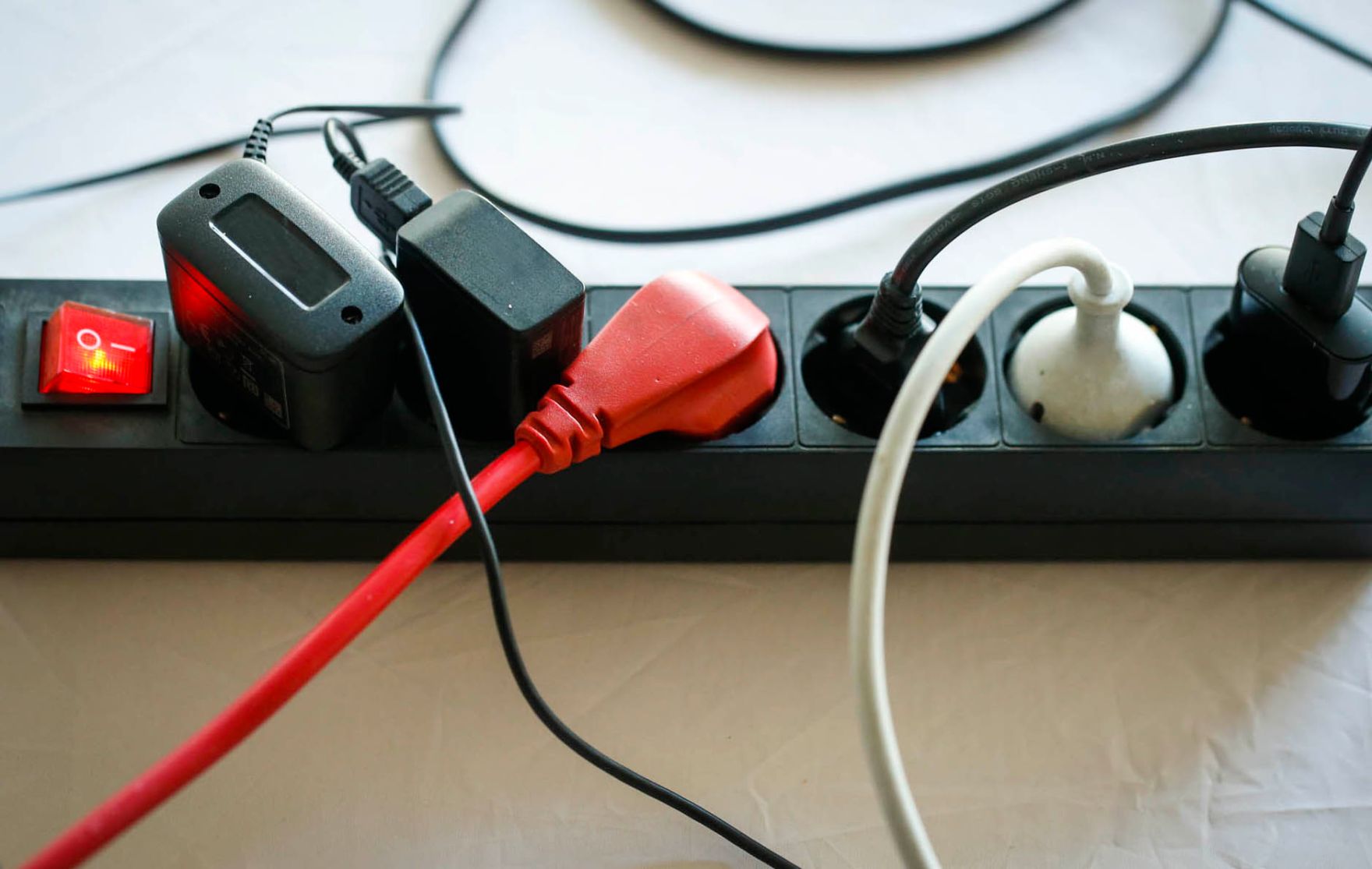 Eine Stromsteckerleiste mit Schalter. Schlagwote: Ger&auml;testecker, Kabel, Stromverteiler, Technik, Tischsteckdose