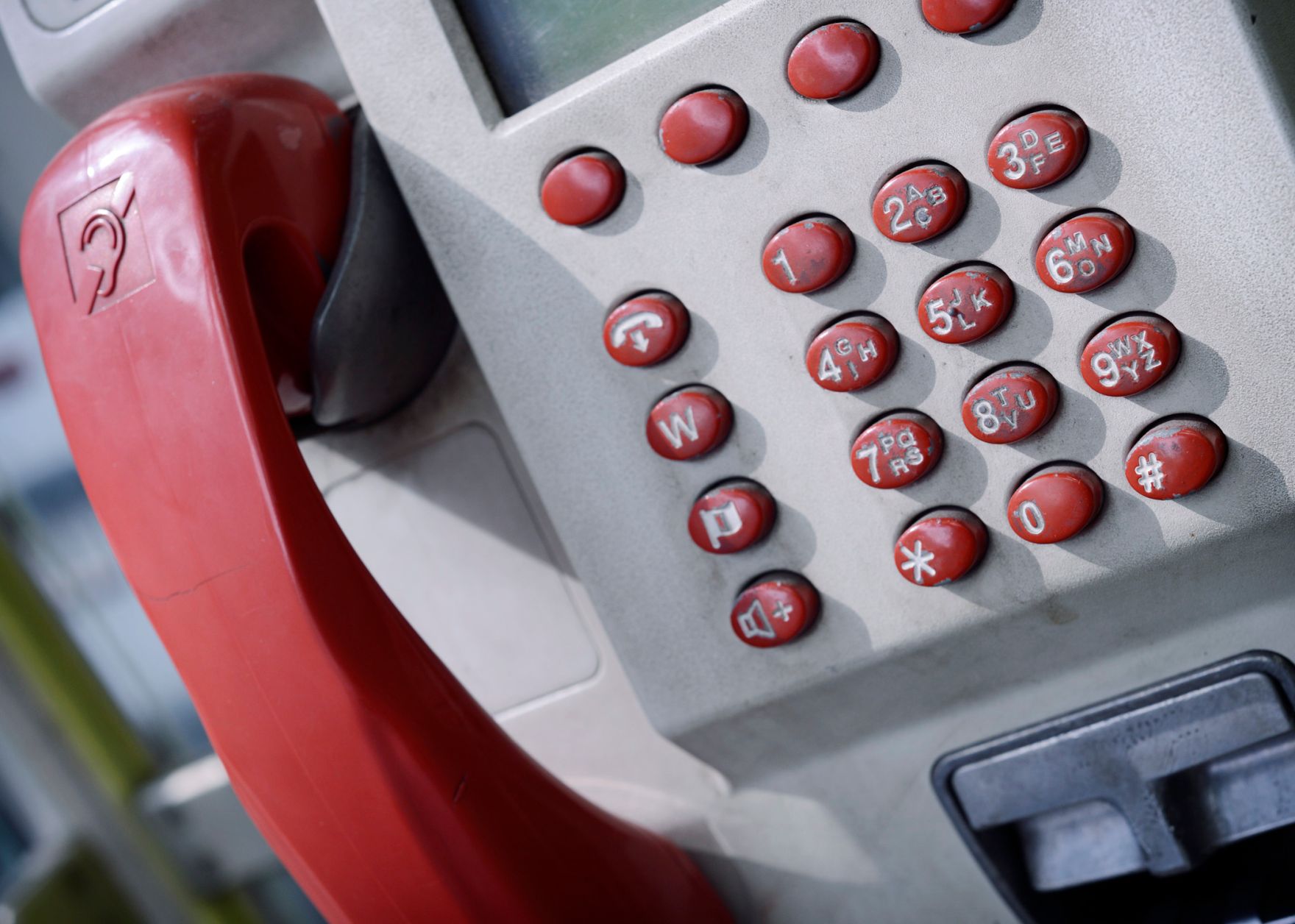 Das Tastentelefon einer &ouml;ffentlichen Telefonzelle. Schlagworte: H&ouml;rer, Kommunikation, M&uuml;nzfernsprecher, Technik, Telefonh&ouml;rer