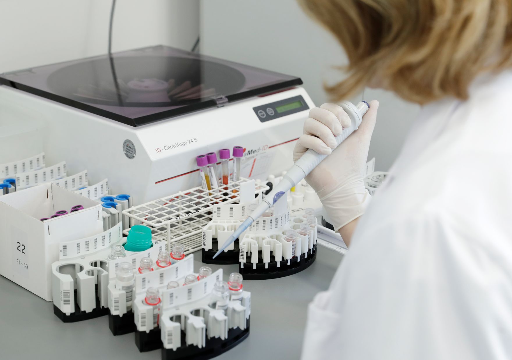 Labor - verschiedene Proben werden aus einer Pipette in kleine Beh&auml;ltnisse gef&uuml;llt. Schlagw&ouml;rter: Medizin, Pipette, Untersuchung, Latex Handschuhe, Gesundheit, Arzt, Rat f&uuml;r Besch&auml;ftigung, Sozialpolitik, Gesundheit und Verbraucherschutz, EPSCO