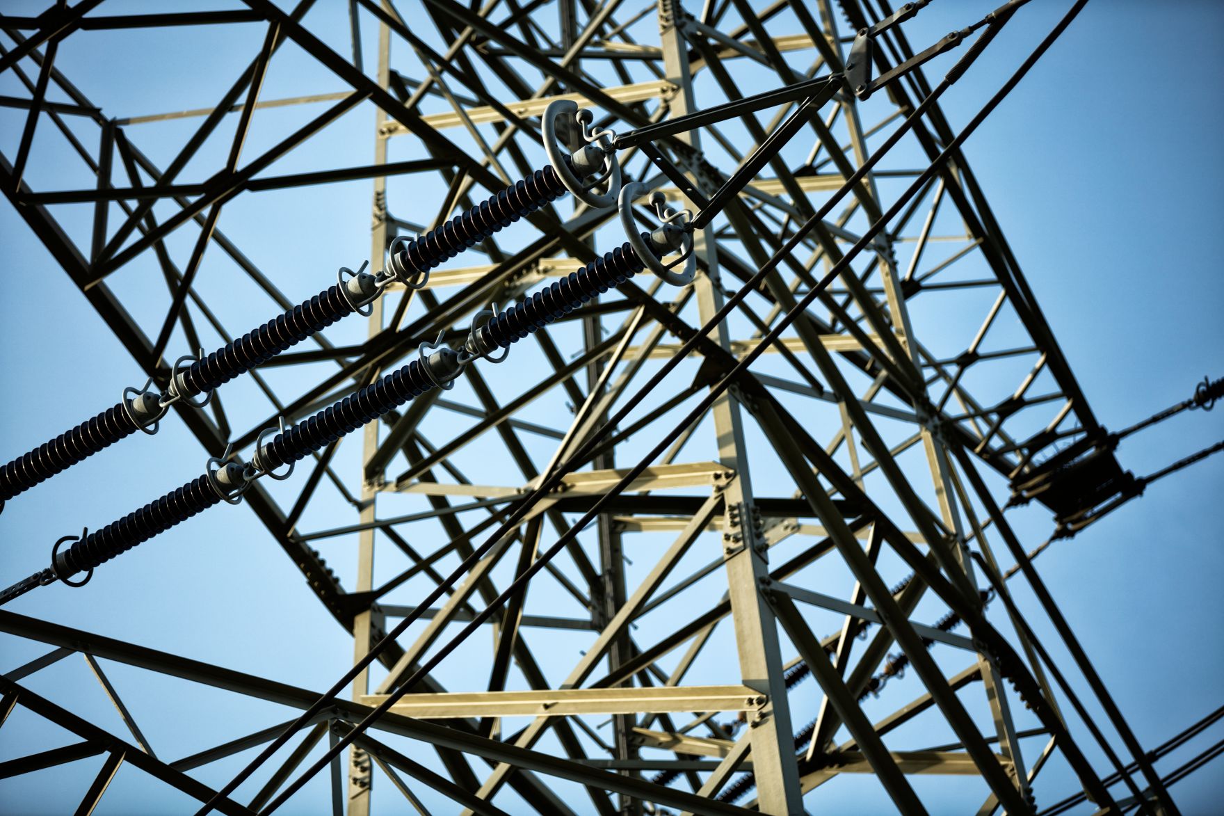 Hochspannungsleitungen laufen durch einen Strommasten. Schlagw&ouml;rter: Energie, Technik, Hochspannung, Strom, Nachhaltigkeit, Rat f&uuml;r Verkehr, Telekommunikation und Energie, TTE