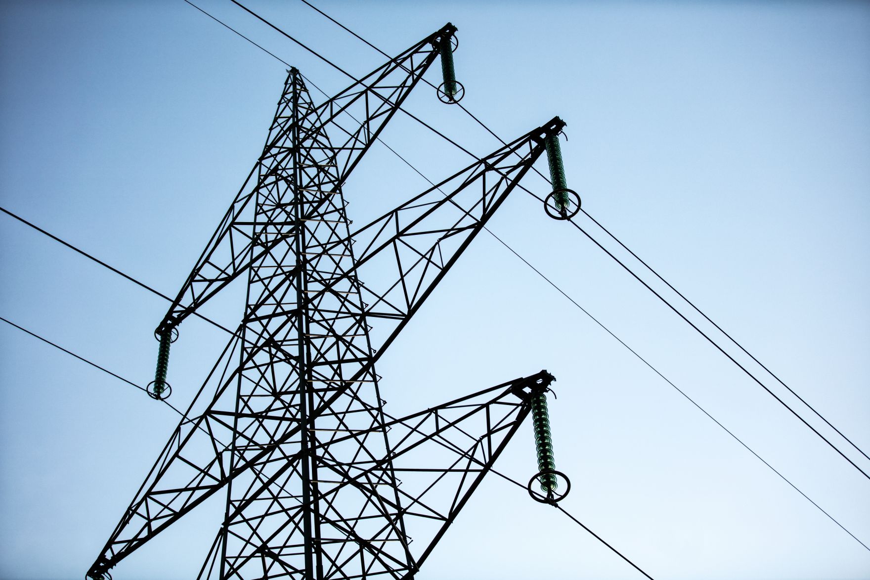 Hochspannungsleitungen laufen durch einen Strommasten. Schlagw&ouml;rter: Energie, Technik, Hochspannung, Strom, Nachhaltigkeit, Rat f&uuml;r Verkehr, Telekommunikation und Energie, TTE