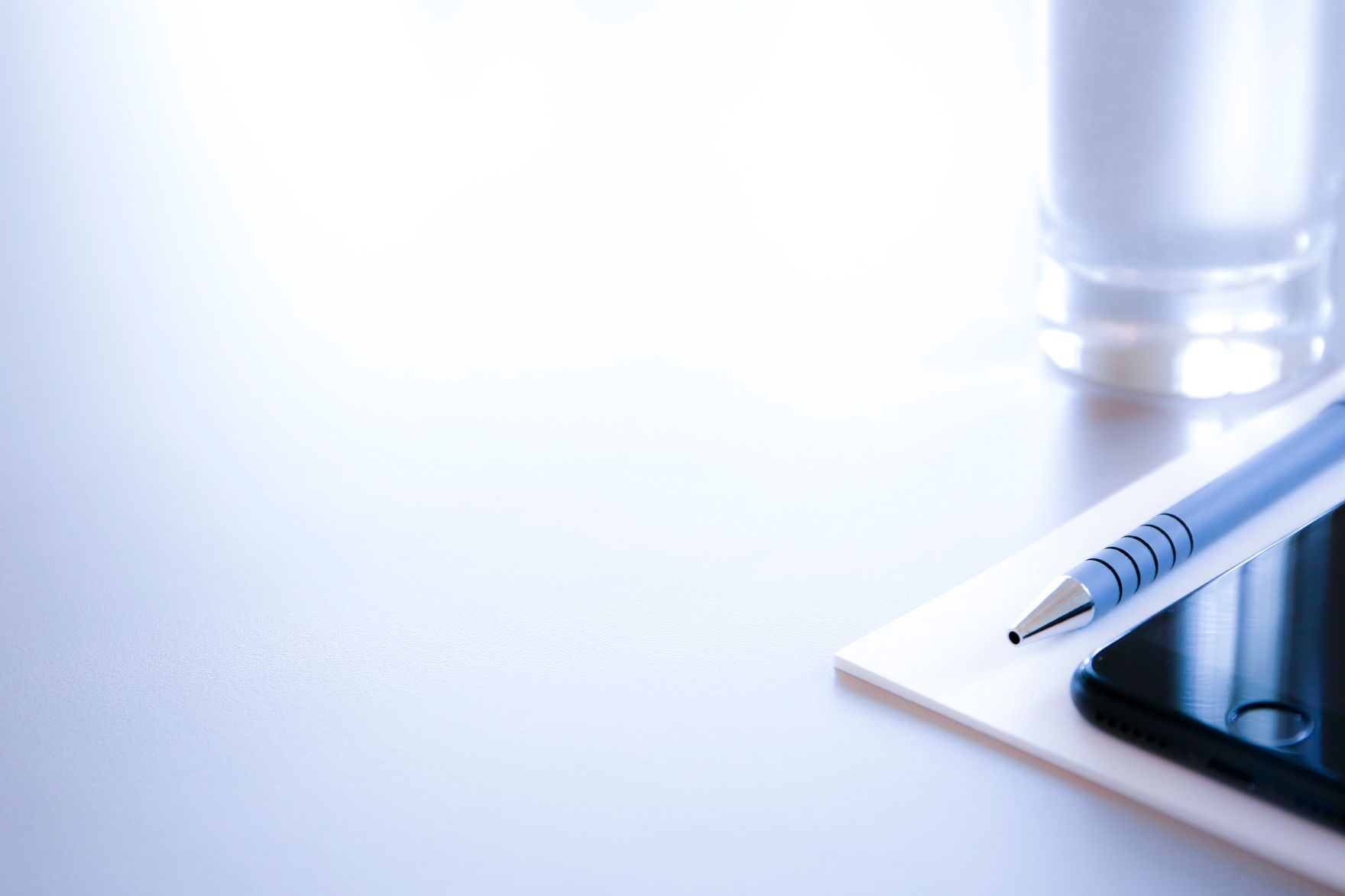 Blick auf einen Tisch w&auml;hrend eines Meetings. Schlagw&ouml;rter: Block, Stift, Kugelschreiber, Kulli, Wasser, Glas, Telefon, Rat f&uuml;r Verkehr, Telekommunikation und Energie, TTE, Rat f&uuml;r Wettbewerbsf&auml;higkeit, COMPET