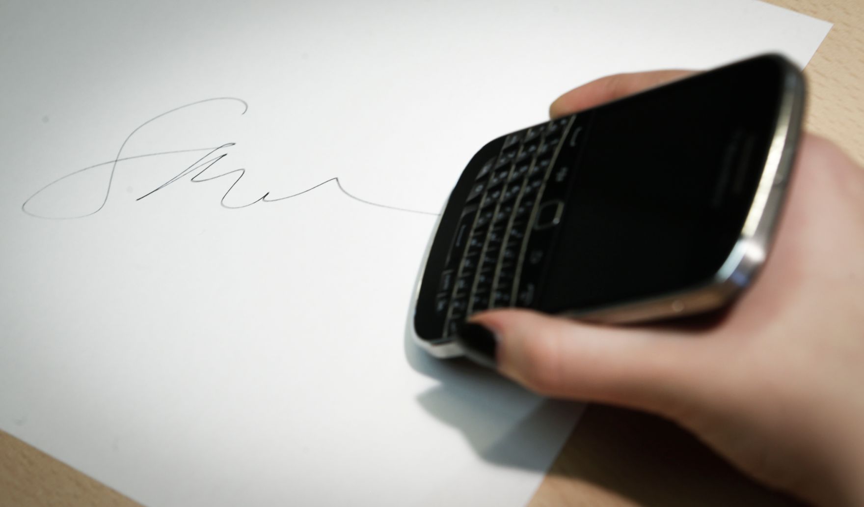 Mobiltelefon zur Verwendung der Handysignatur. Schlagworte: Elektronik, elektronische Unterschrift, Ger&auml;t, Hand, Technik, Telefon