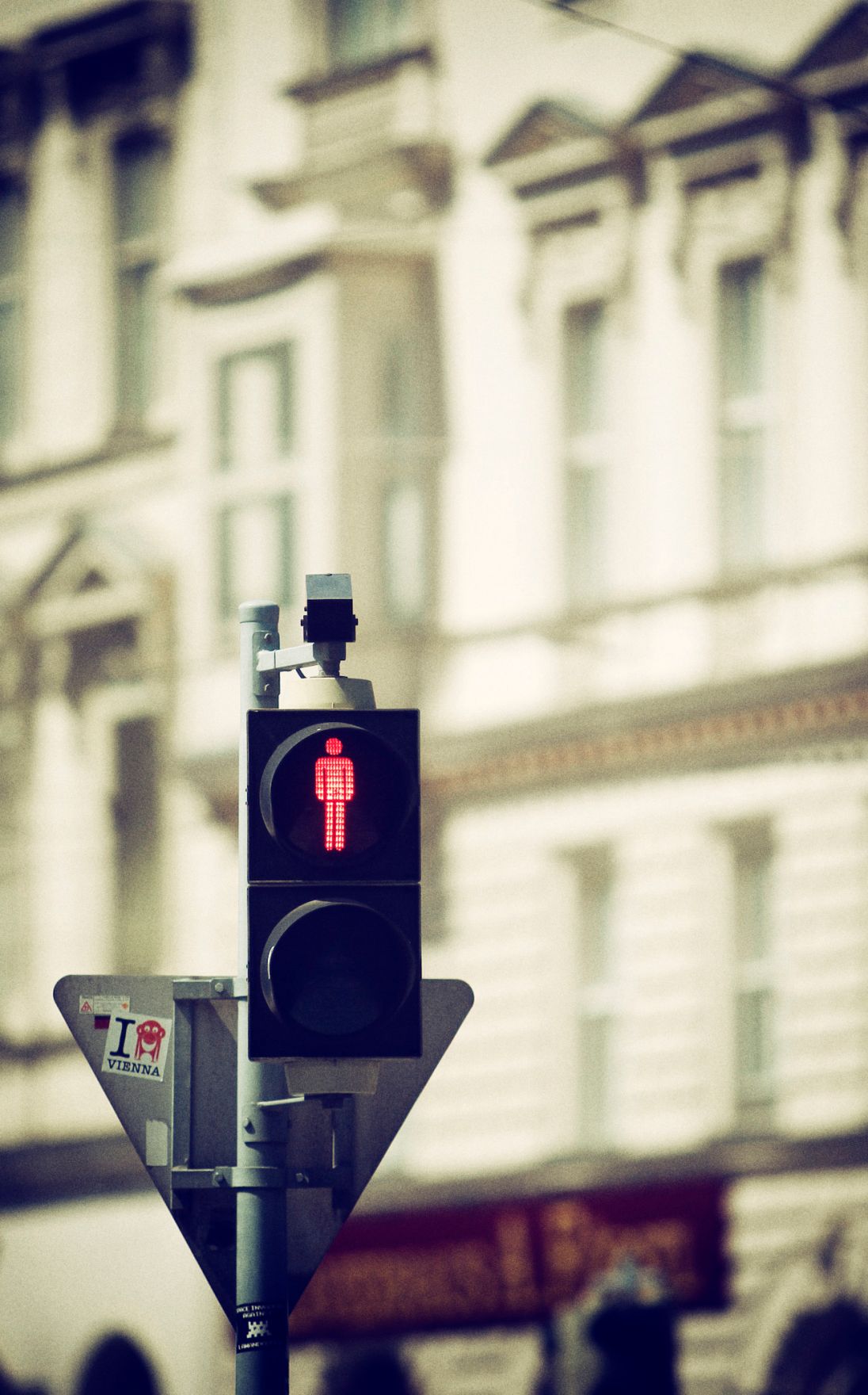 Eine rote Fu&szlig;g&auml;ngerampel in Wien. Schlagworte: Ampel, Fu&szlig;g&auml;ngerampel, Verkehr, Verkehrskamera