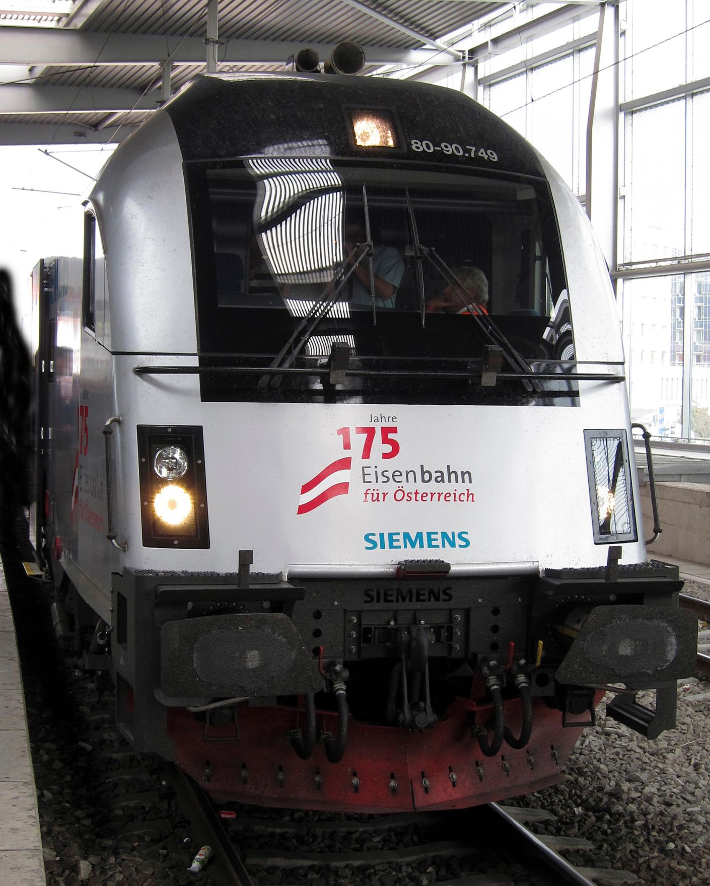 Triebwagen der Eisenbahn. Schlagworte: Bahnhof, Eisenbahn, Fahrzeug, &Ouml;BB, Schiene, Verkehr, Zug