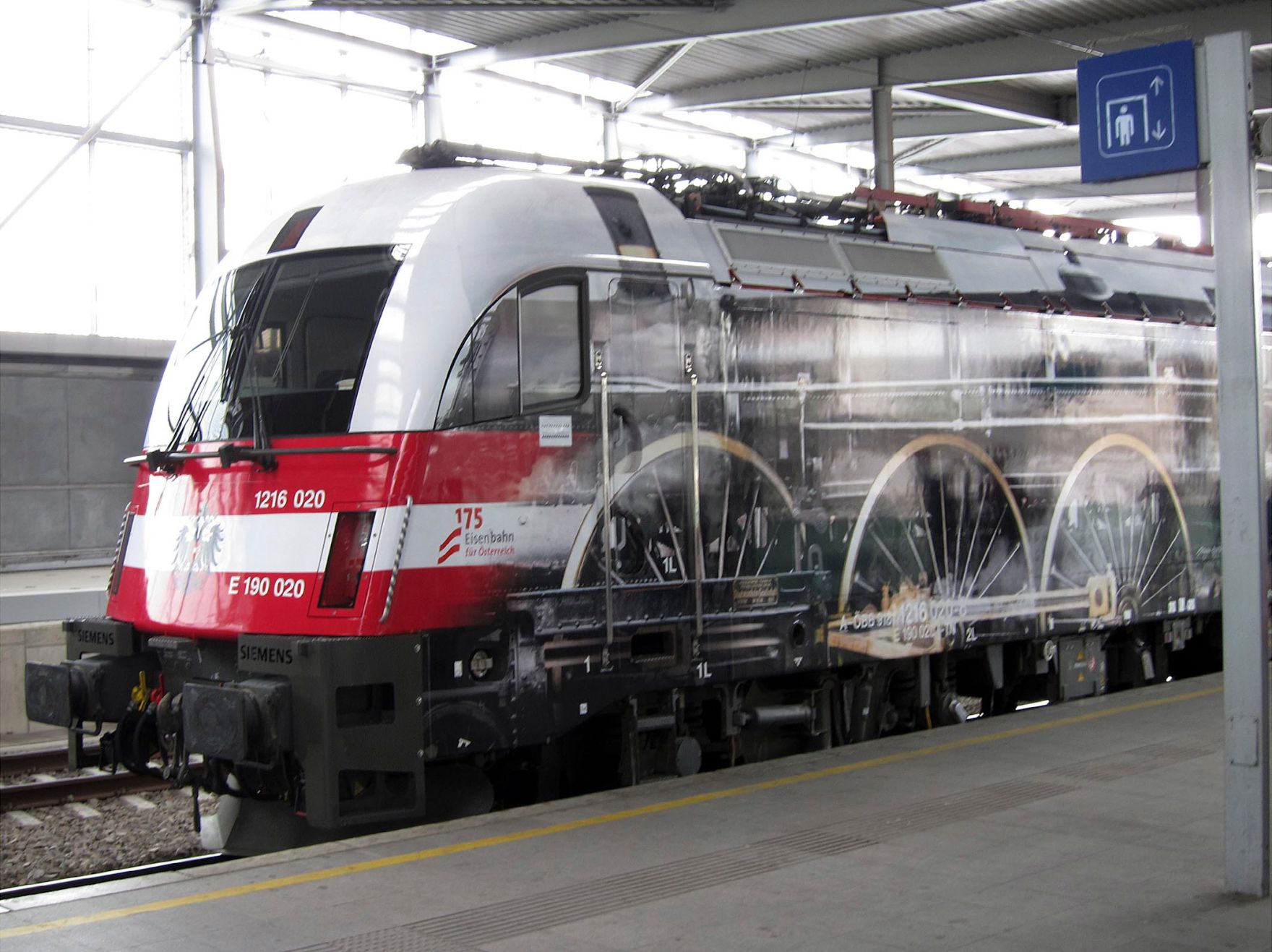 Triebwagen der Eisenbahn. Schlagworte: Bahnhof, Eisenbahn, Fahrzeug, &Ouml;BB, Schiene, Verkehr, Zug