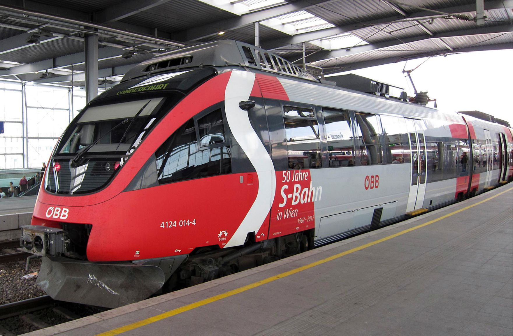 Triebwagen der Eisenbahn. Schlagworte: Bahnhof, Eisenbahn, Fahrzeug, &Ouml;BB, Schiene, Verkehr, Zug