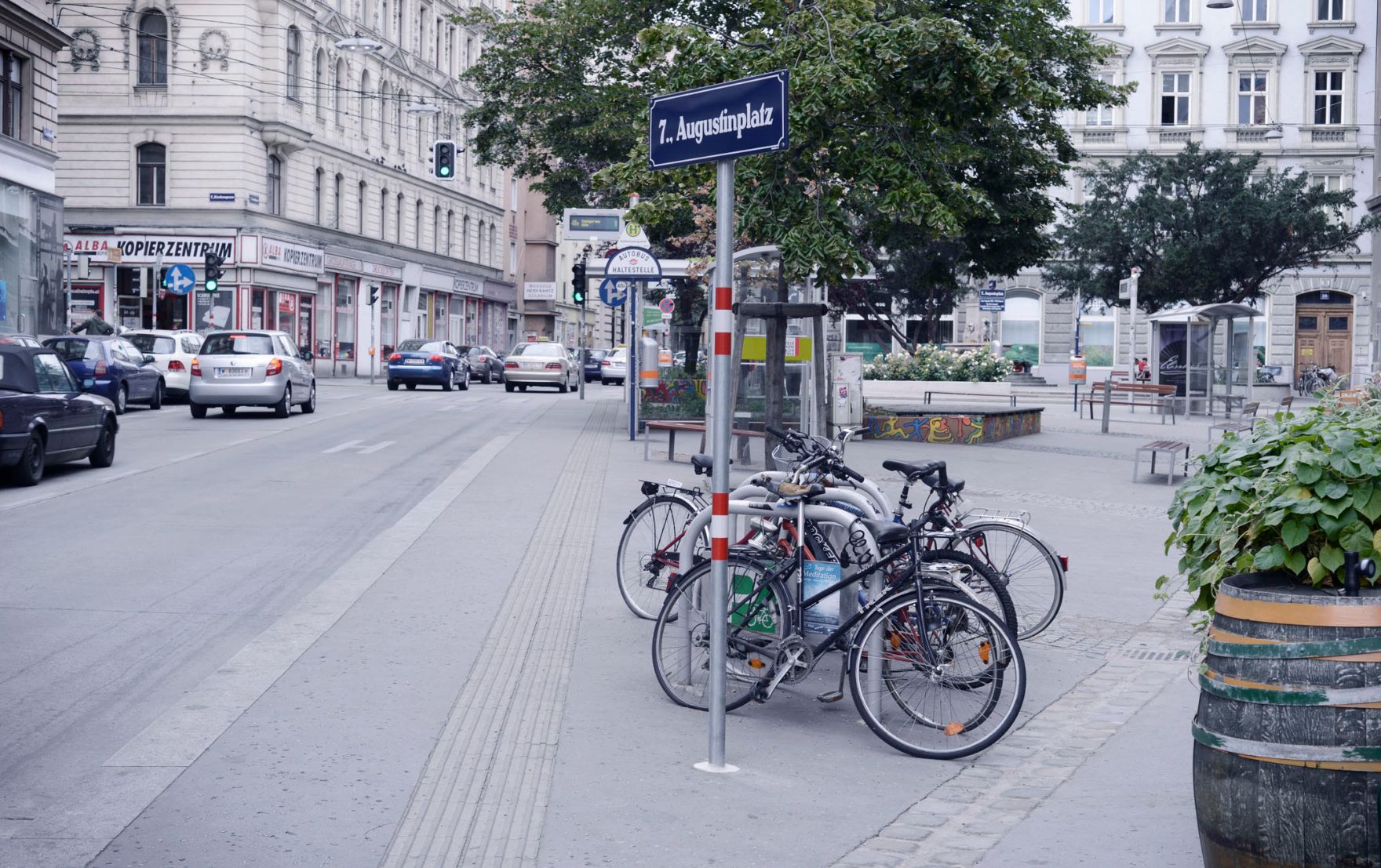 Fahrr&auml;der abgestellt am Augustinplatz. Schlagworte: Fahrrad, Fahrzeuge, Verkehr, Platz, Stadtlandschaften, Stra&szlig;e
