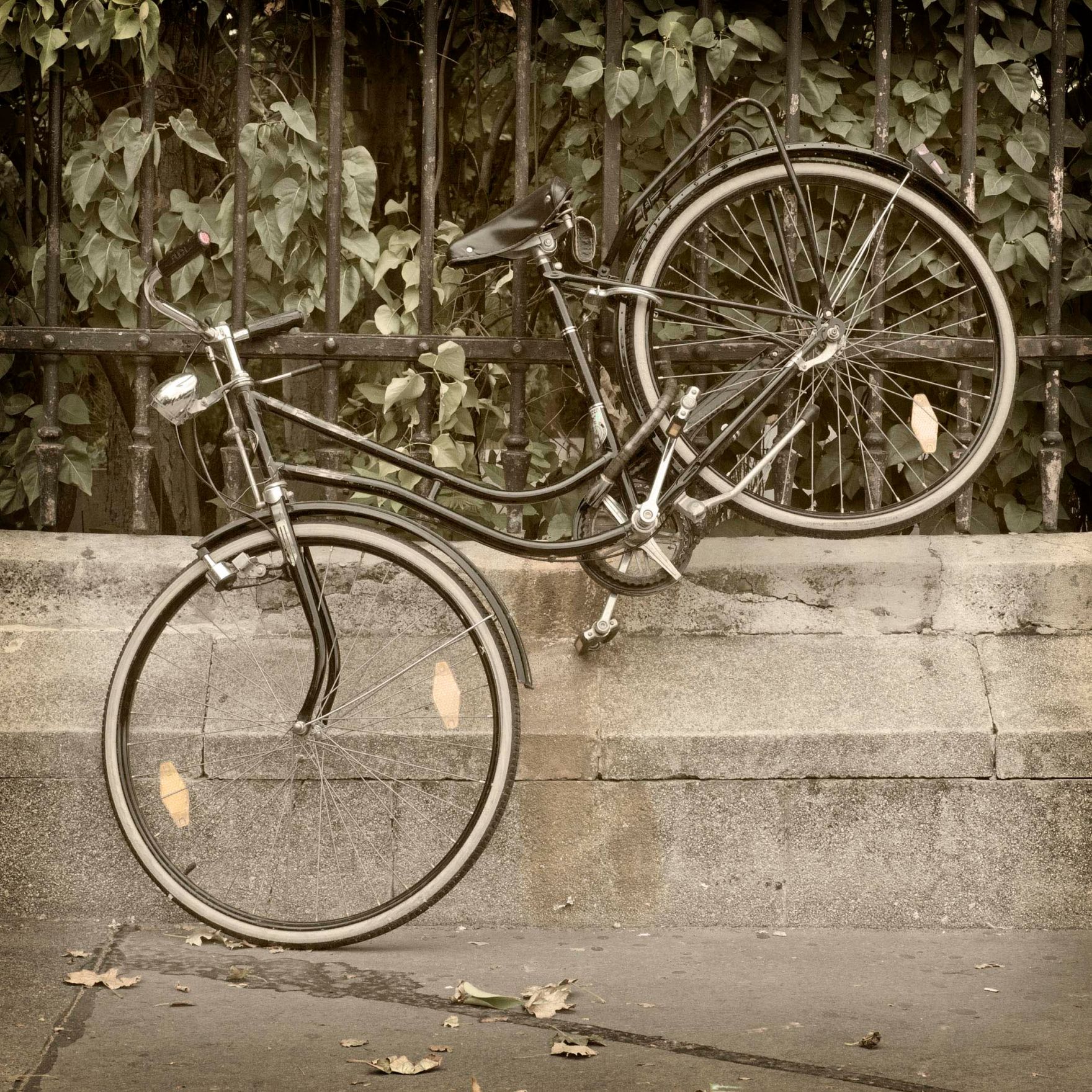 Fahrrad mit einem Schloss an einen Zaun gekettet. Schlagworte: Fahrrad, Fahrzeug, Gitter, Verkehr, Zaun