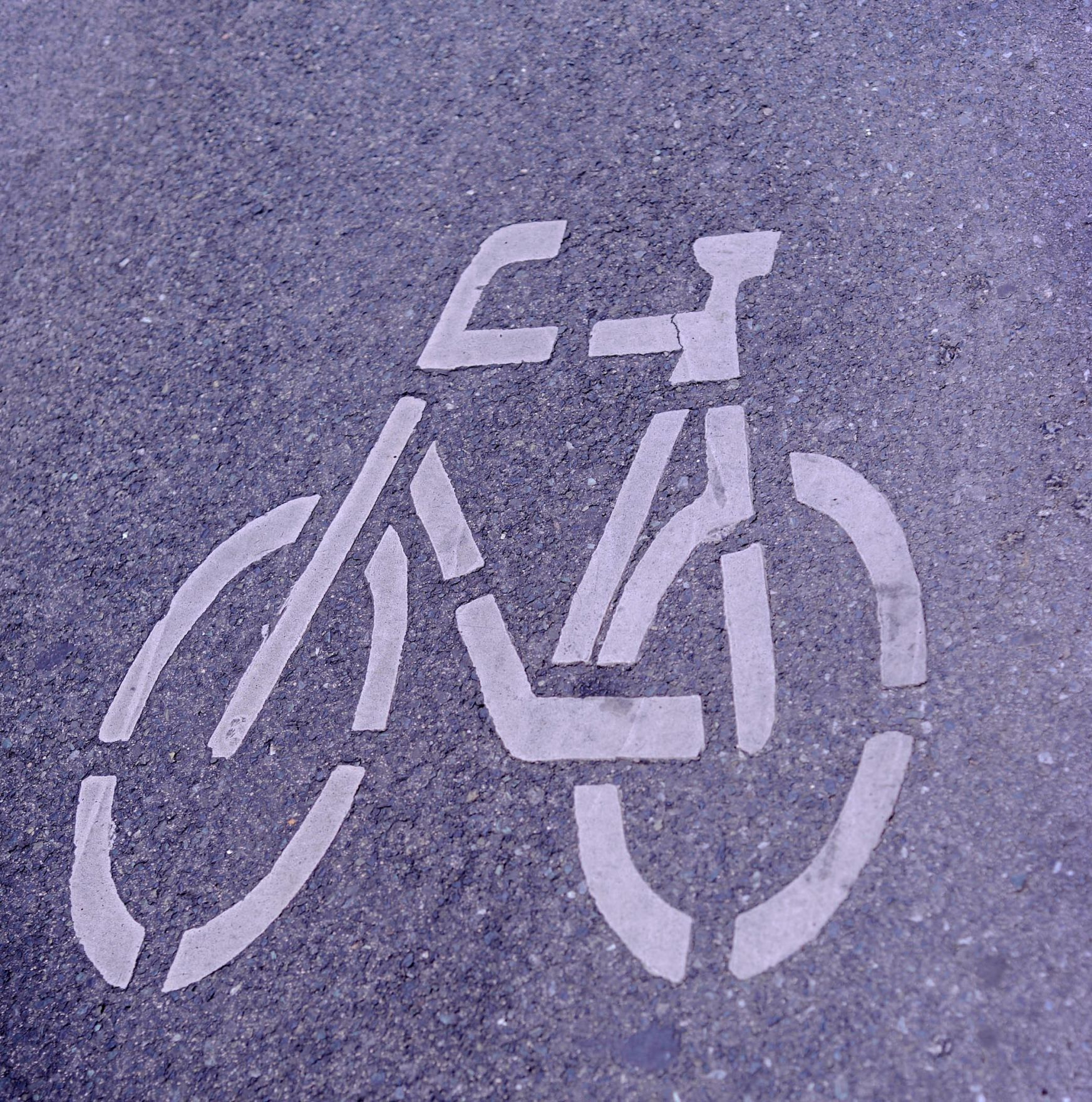 Das Symbol f&uuml;r einen Fahrradweg. Schlagworte: Beschriftung, Fahrrad, Fahrzeug, Bodenmarkierung, Verkehr
