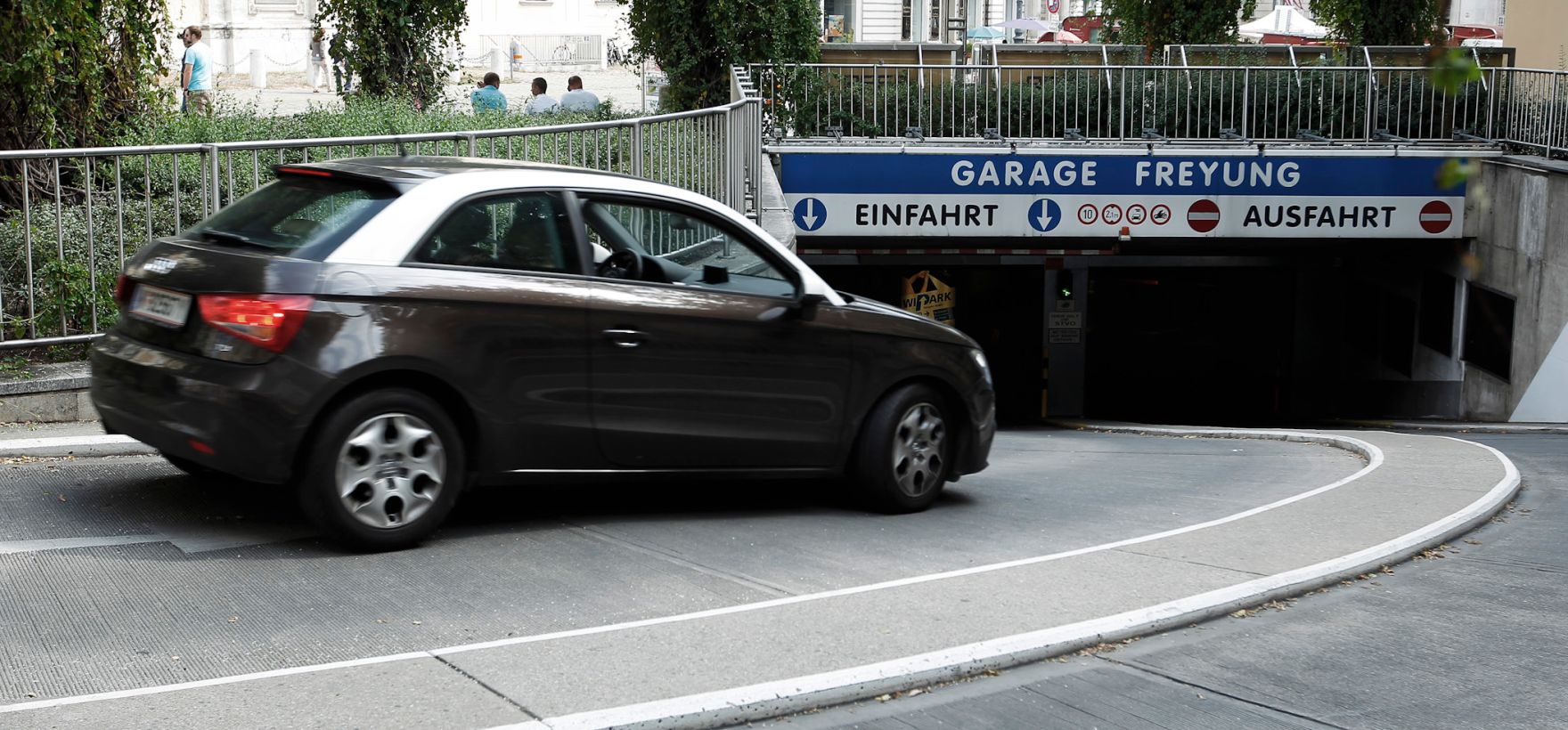 Auto beim Einfahren in die Garage unter der Freyung. Schlagworte: Ausfahrt, Auto, Einfahrt, Fahrzeug, Garage, PKW, Stadtlandschaften, Stra&szlig;e, Verkehr