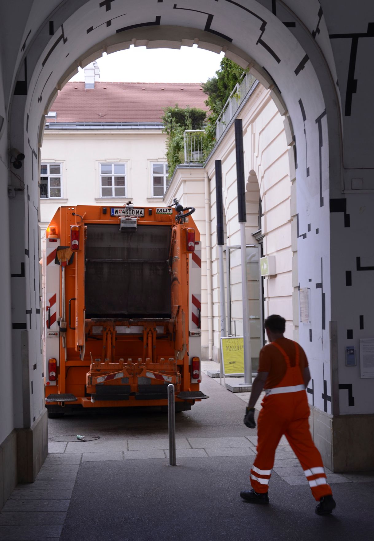 Die M&uuml;llabfuhr unterwegs im MuseumsQuartier. Schlagworte: Abfall, Auto, Fahrzeug, Fiaker, LKW, MA 48, Mist, Person, Stadtlandschaften, Stra&szlig;e, Torbogen, Verkehr