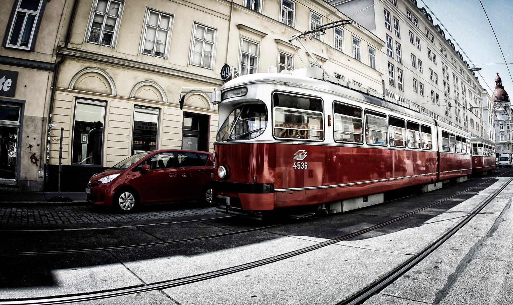 Eine Stra&szlig;enbahn der Winer Linien im 7. Bezirk. Schlagworte: Auto, Fahrzeuge, Schiene, Stadtlandschaften, Stra&szlig;e, Stra&szlig;enbahn, Verkehr, Wiener Linien