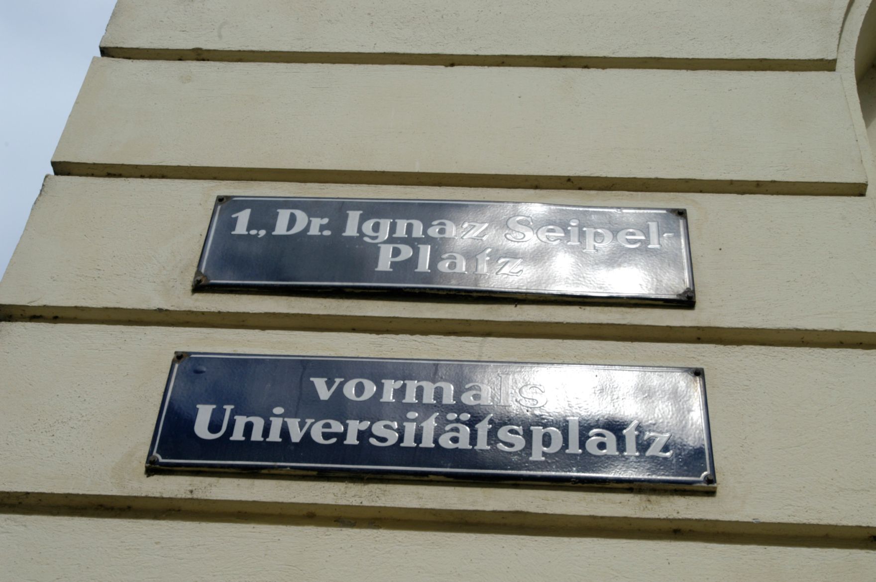 Stra&szlig;enschilder: &quot;1. Dr. Ignaz Seipel-Platz&quot; &quot;vormals Universit&auml;tsplatz&quot;. Schlagworte: Beschriftung, Stra&szlig;enschild, Verkehr