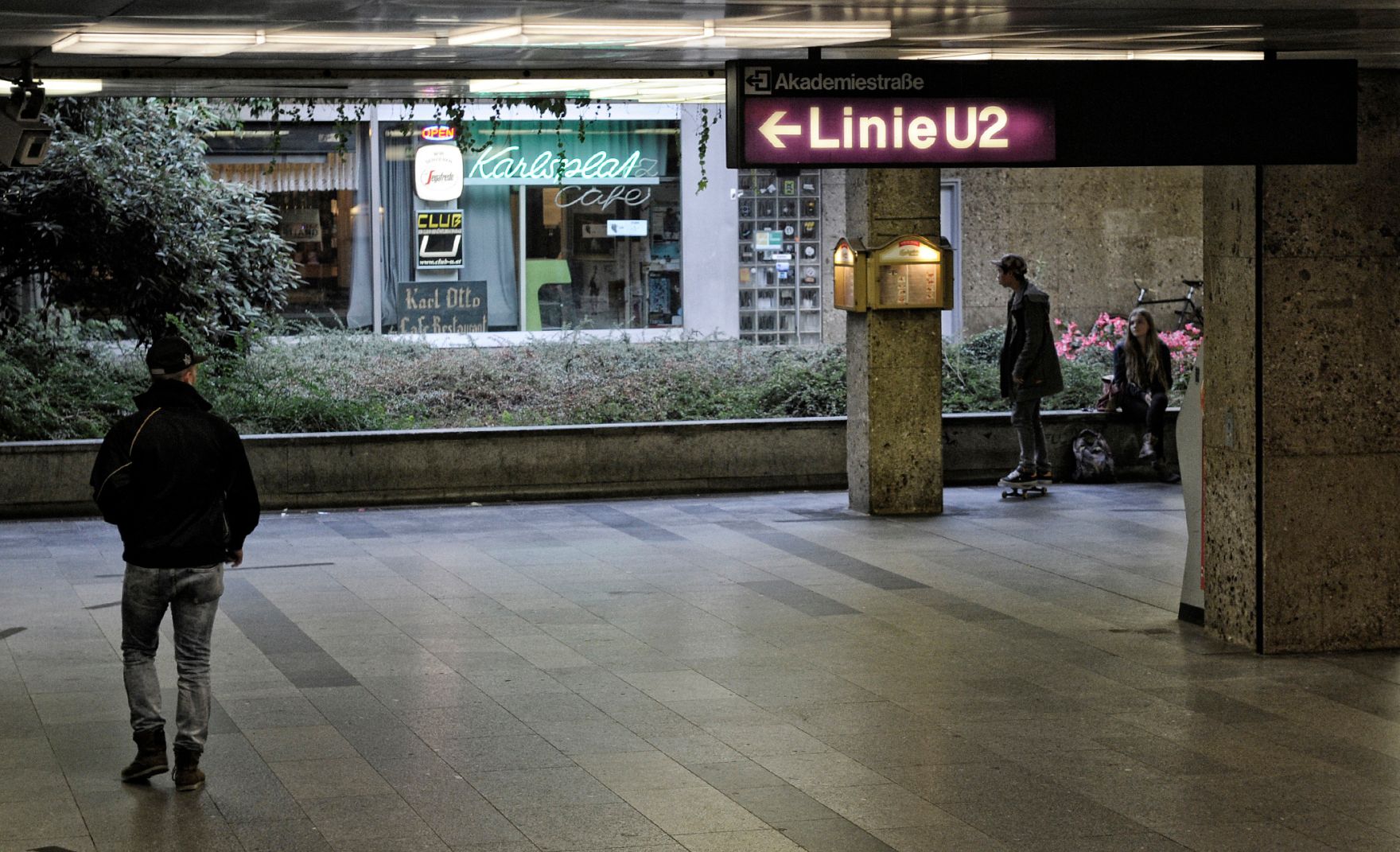 Aufnahme in der U-Bahn Station Karlsplatz U2. Schlagworte: Cafe, Menschen, Passanten, Skater, U-Bahn, Verkehr