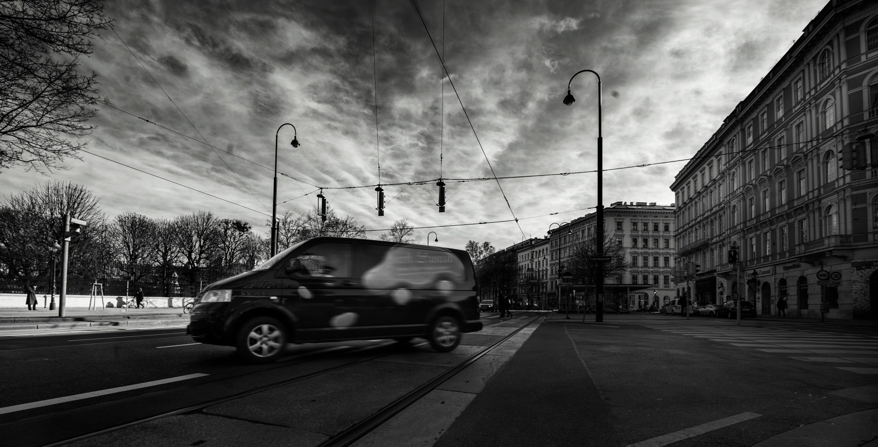 Ein Auto auf dem K&auml;rnter Ring. Schlagworte: Auto, Bewegung, Fahrzeug, Himmel, PKW, schwarz-wei&szlig;, Verkehr, Wolken