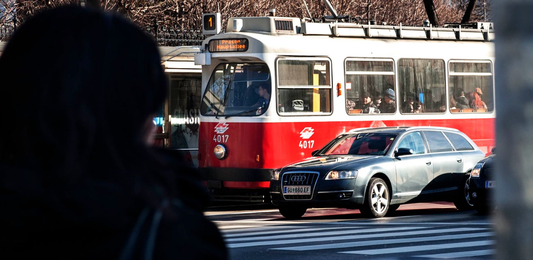 Eine Stra&szlig;enbahnstation beim Burggarten. Schlagworte: Auto, Gestalt, Stra&szlig;enbahn, Verkehr, Zebrastreifen,