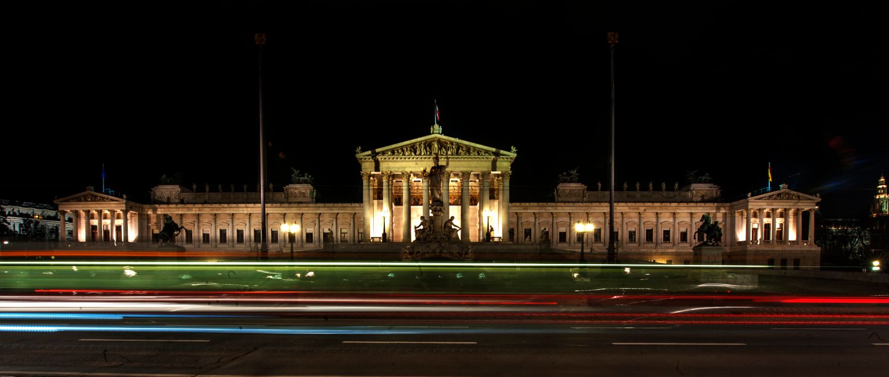 Stra&szlig;enverkehr bei Nacht vor dem Parlament. Schlagworte: Lichter, Nacht, Stadtlandschaften, Verkehr