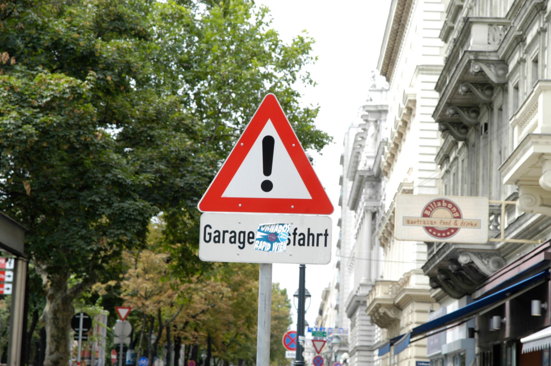 Verkehrsschild "Gefahrstelle - Garagenausfahrt". Schlagworte: Beschriftung, Stra&szlig;e, Verkehr, Verkehrsschild, Verkehrszeichen
