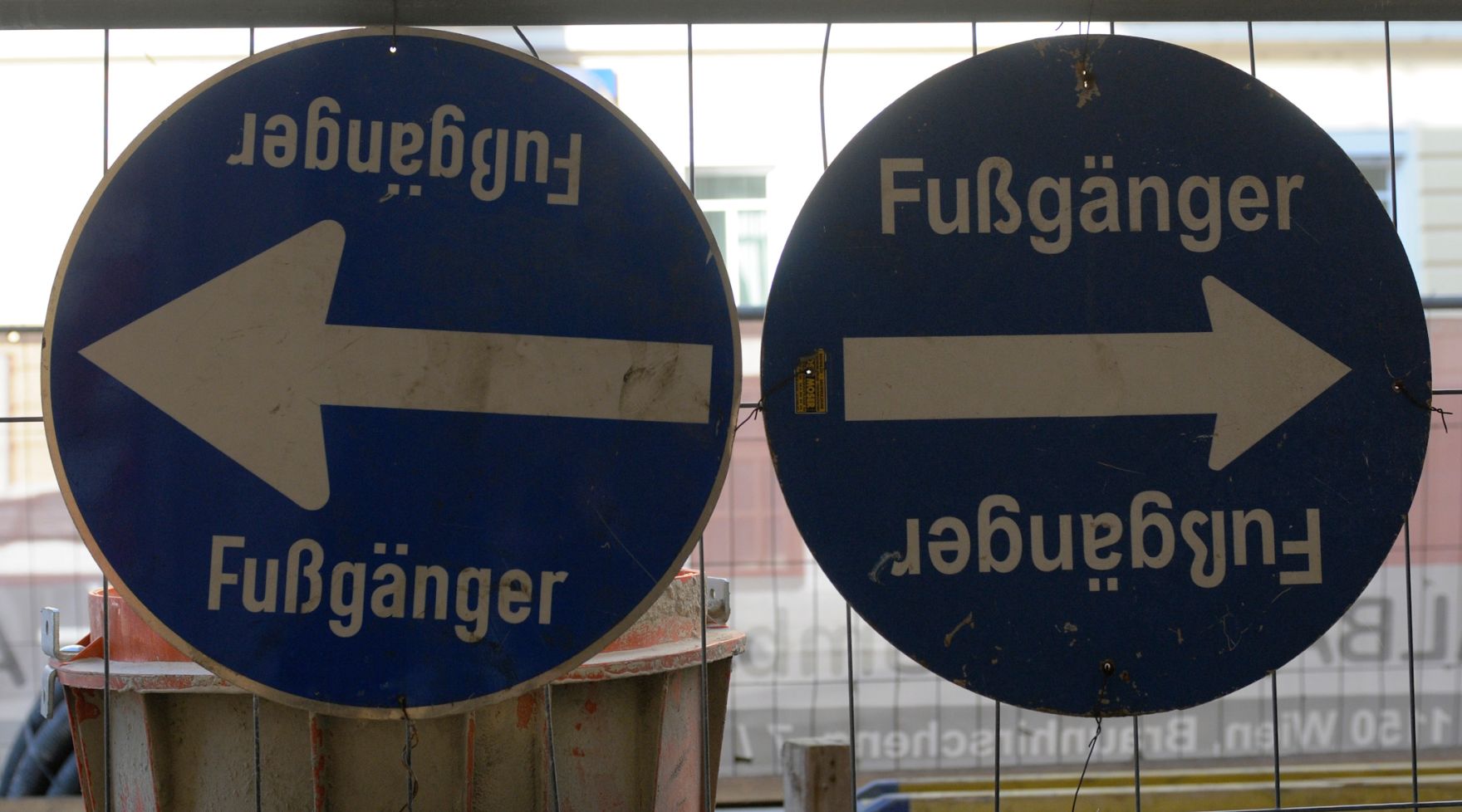 Verkehrsschilder "Fu&szlig;g&auml;nger" mit Richtungspfeil links und rechts. Schlagworte: Beschriftung, Pfeil, Verkehr, Verkehrsschild, Verkehrszeichen