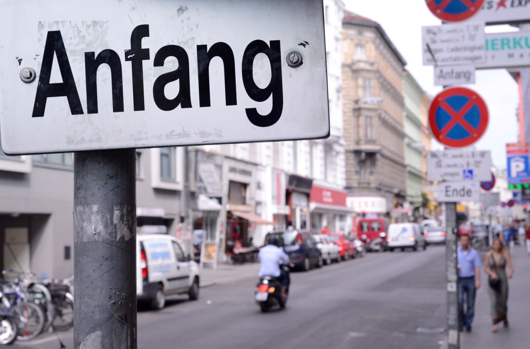 Verkehrsschilder. Im Vordergrund eine Zusatztafel "Anfang". Schlagworte: Beschriftung, Verkehr, Verkehrsschild, Verkehrszeichen