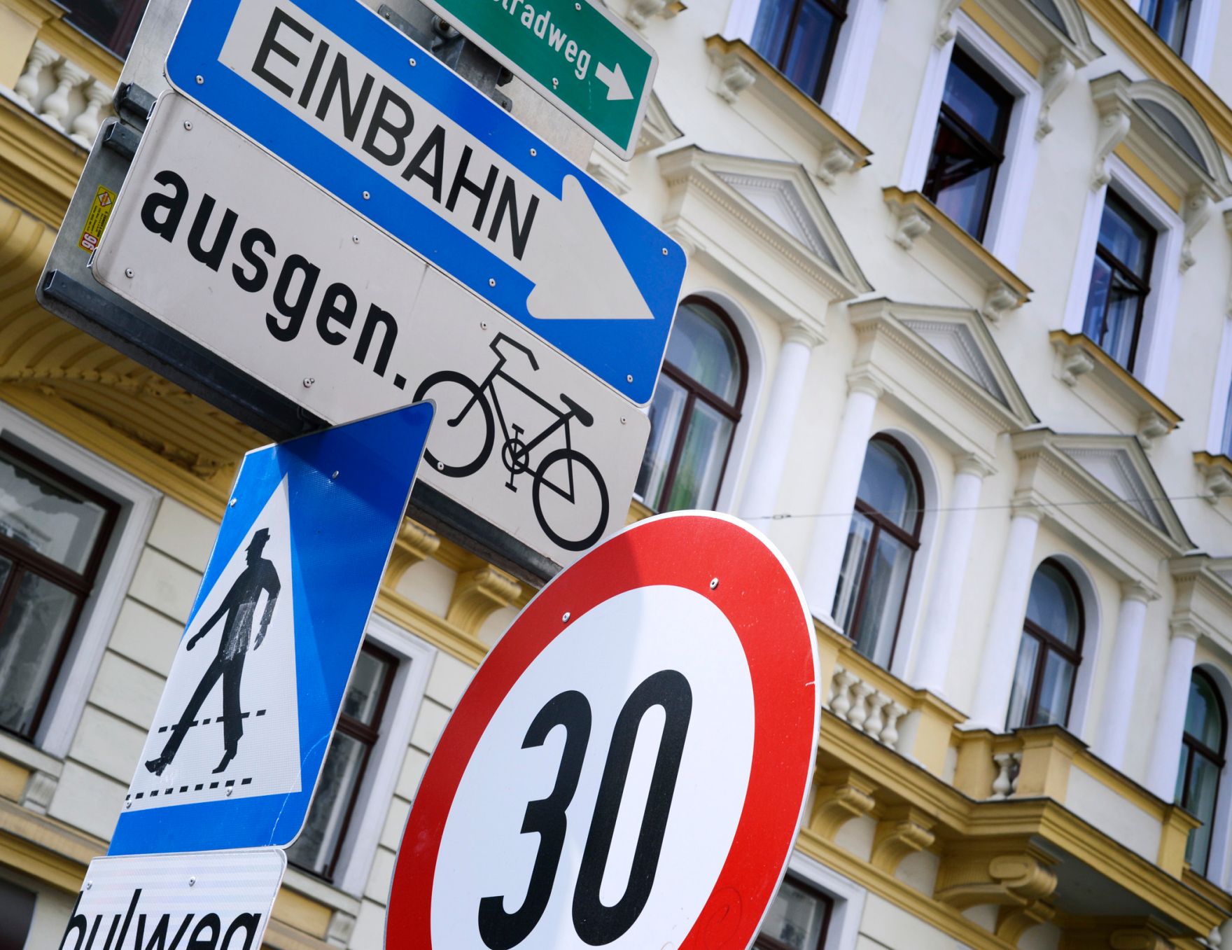 Verkehrsschilder: Einbahn, ausgenommen Fahrr&auml;der, Geschwindigkeitsbeschr&auml;nkung 30 Stundenkilometer, Fu&szlig;g&auml;nger&uuml;bergang Schulweg. Schlagworte: Beschriftung, Verkehr, Verkehrsschild, Verkehrszeichen