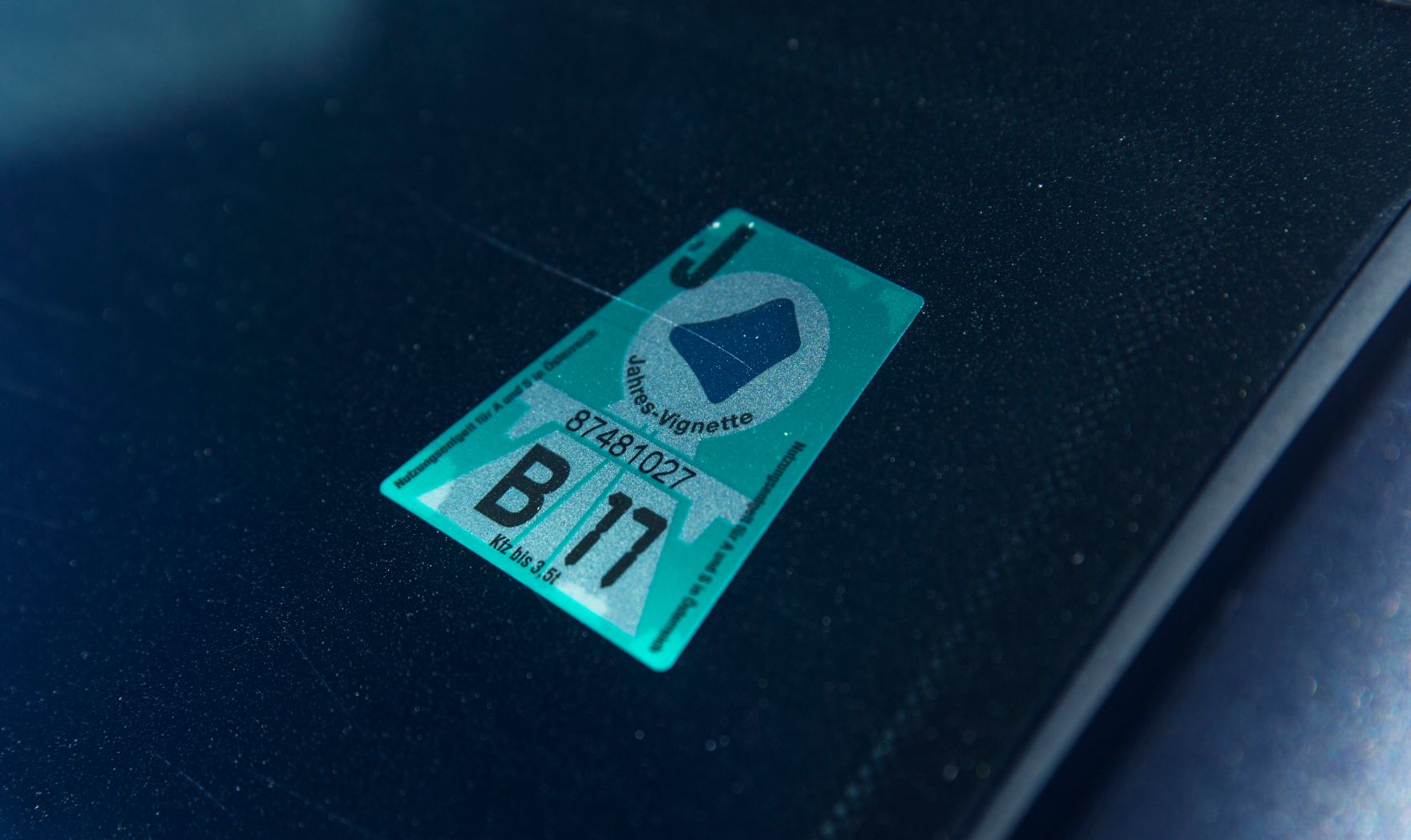 Die Vignette berechtigt zur Nutzung der Autobahnen und Schnellstra&szlig;en in &Ouml;sterreich. Schlagworte: Beschriftung, Maut, Pickerl, Verkehr