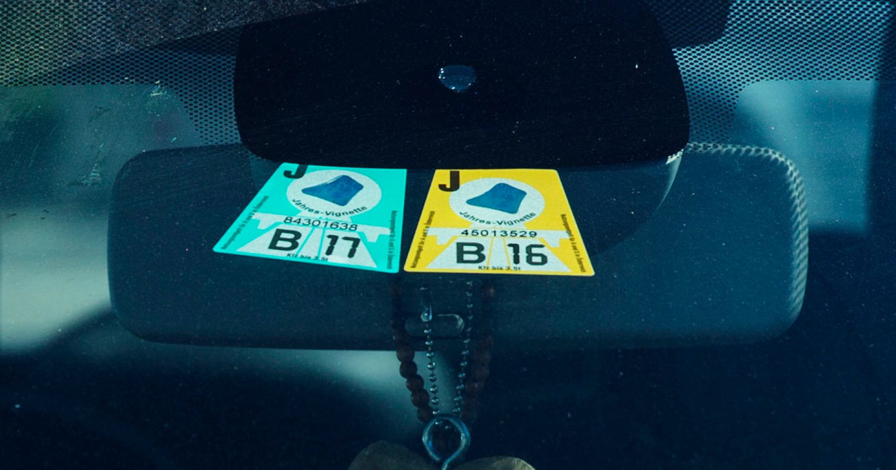 Die Vignette berechtigt zur Nutzung der Autobahnen und Schnellstra&szlig;en in &Ouml;sterreich. Schlagworte: Beschriftung, Maut, Pickerl, Verkehr