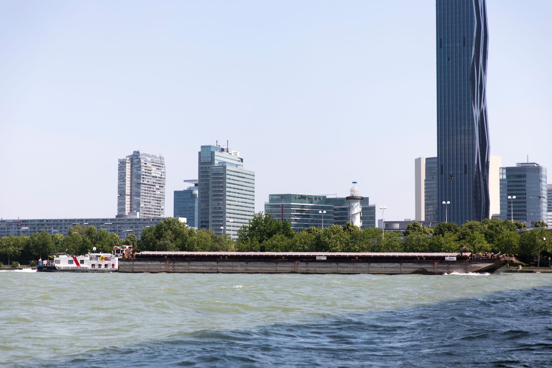 Ein Schiff auf der Wiener Donau. Schlagw&ouml;rter: Schiff, Donau, Fracht, Handel, Verkehr, Transport, Passagiere, DC Tower, Donau City Tower, Rat f&uuml;r Verkehr, Telekommunikation und Energie, TTE, Rat f&uuml;r Wirtschaft und Finanzen, ECOFIN