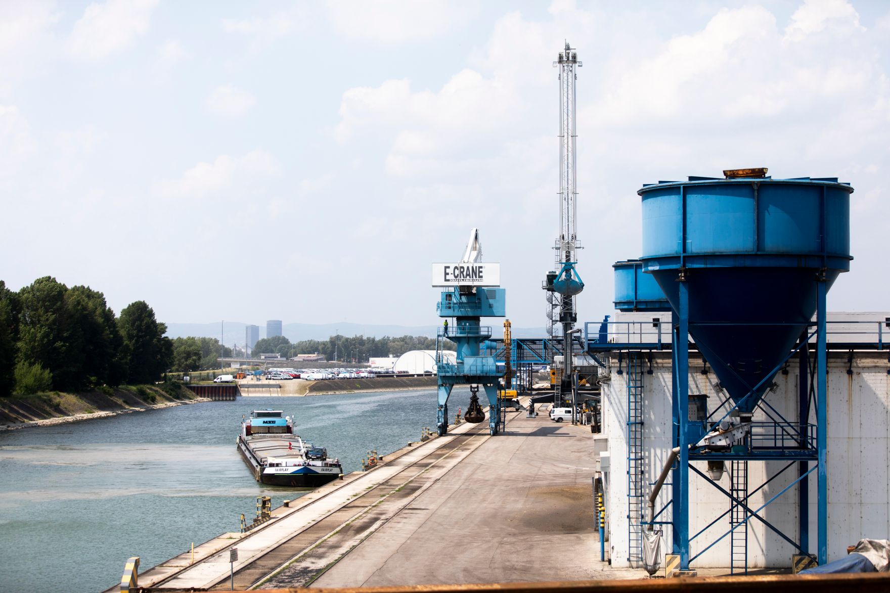 Ein Frachtschiff auf der Wiener Donau. Schlagw&ouml;rter: Schiff, Donau, Fracht, Handel, Verkehr, Transport, Rat f&uuml;r Verkehr, Telekommunikation und Energie, TTE