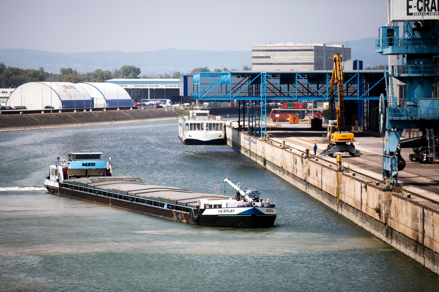 Ein Frachtschiff auf der Wiener Donau. Schlagw&ouml;rter: Schiff, Donau, Fracht, Handel, Verkehr, Transport, Rat f&uuml;r Verkehr, Telekommunikation und Energie, TTE